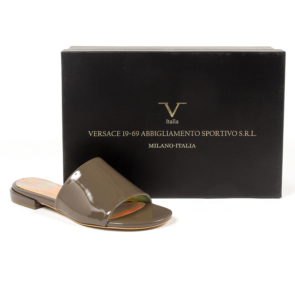 V 1969 Italia Sandalia plana para mujer color topo IZAR