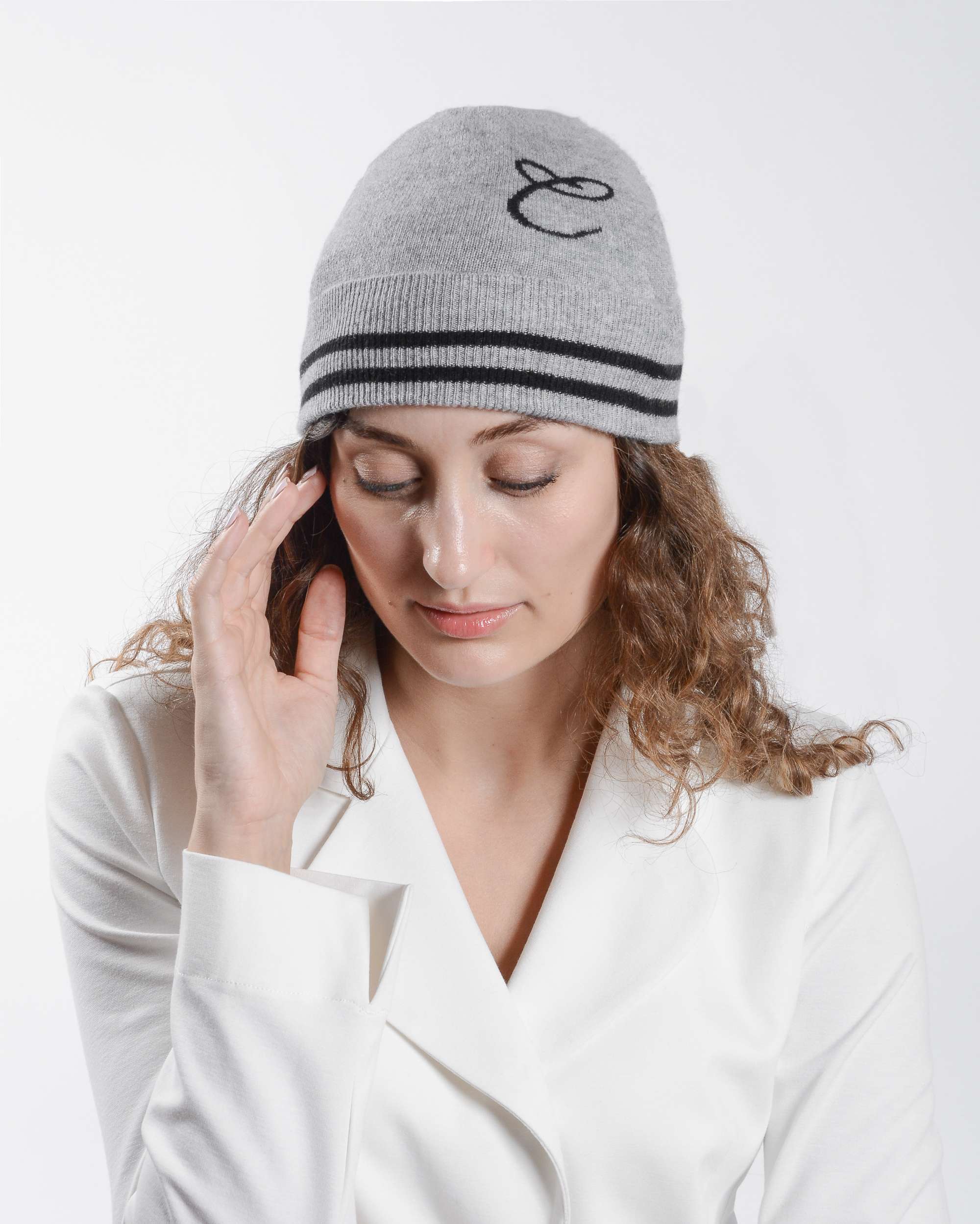 Gorro con monograma de Dee Ocleppo BRUNTSFIELD GREY C