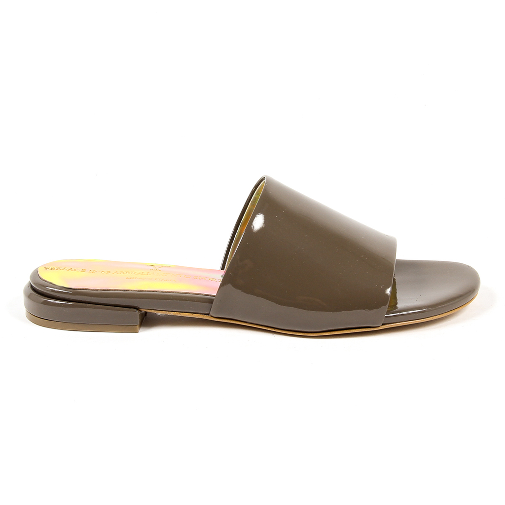 V 1969 Italia Sandalia plana para mujer color topo IZAR
