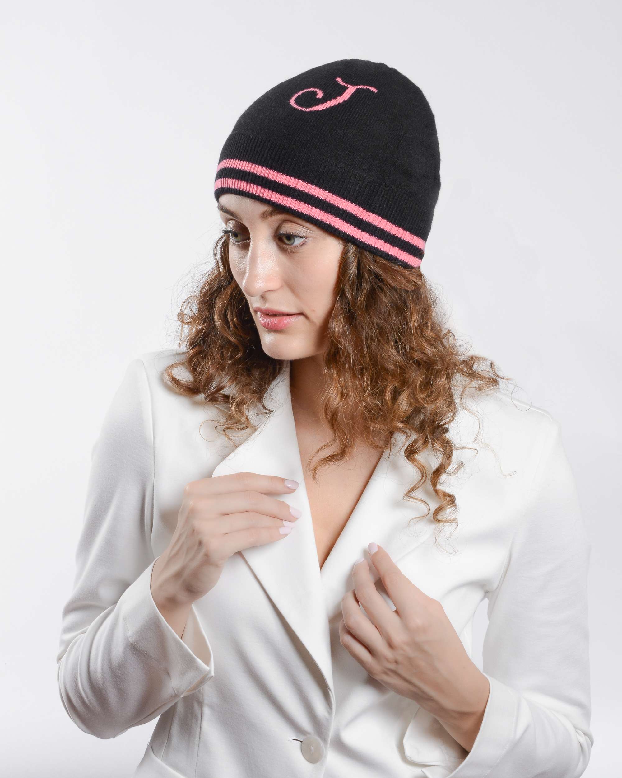 Gorro con monograma de Dee Ocleppo BRUNTSFIELD BLACK J