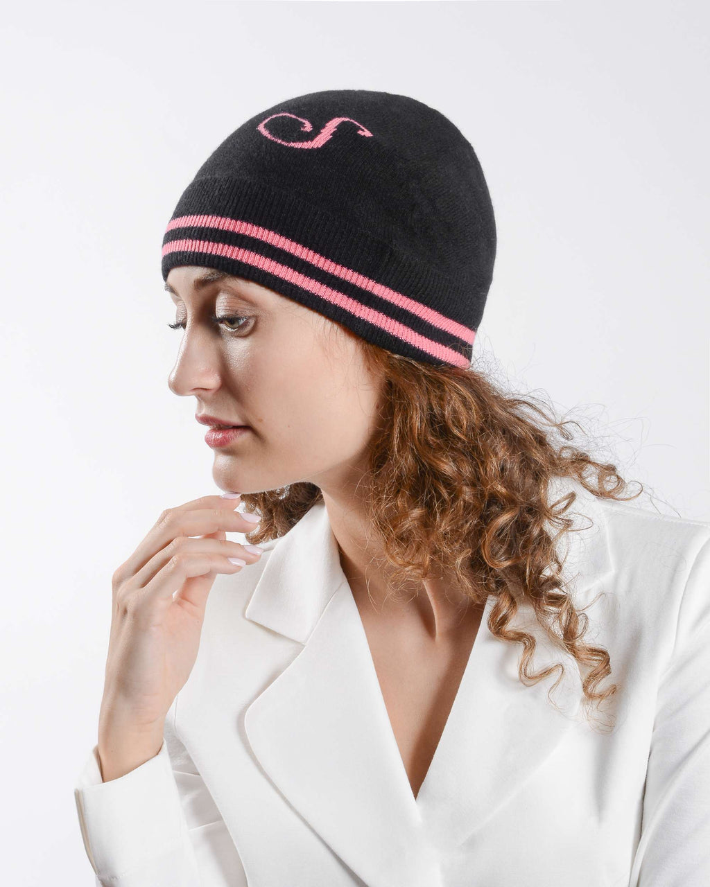 Gorro con monograma de Dee Ocleppo BRUNTSFIELD BLACK S