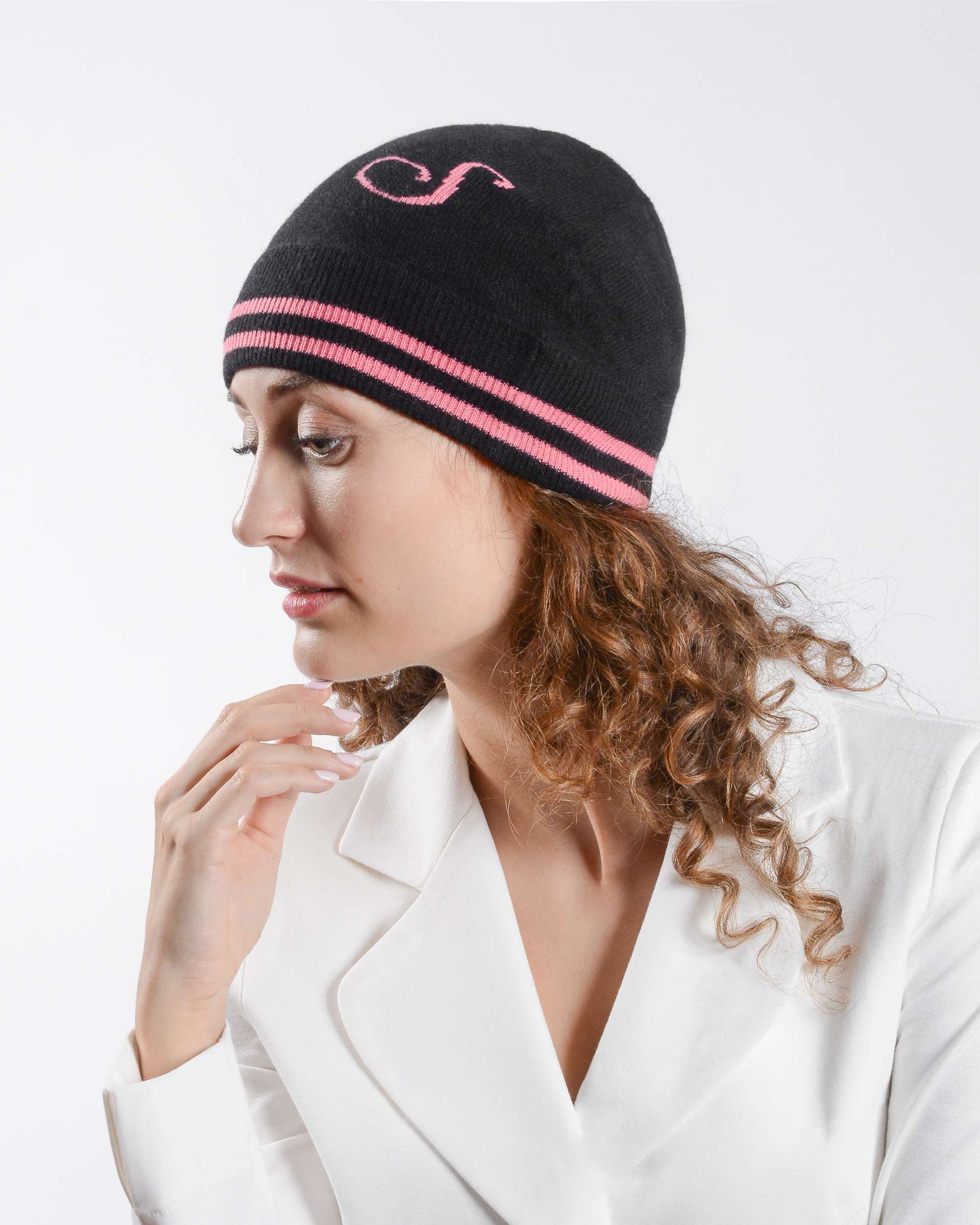 Gorro con monograma de Dee Ocleppo BRUNTSFIELD BLACK S