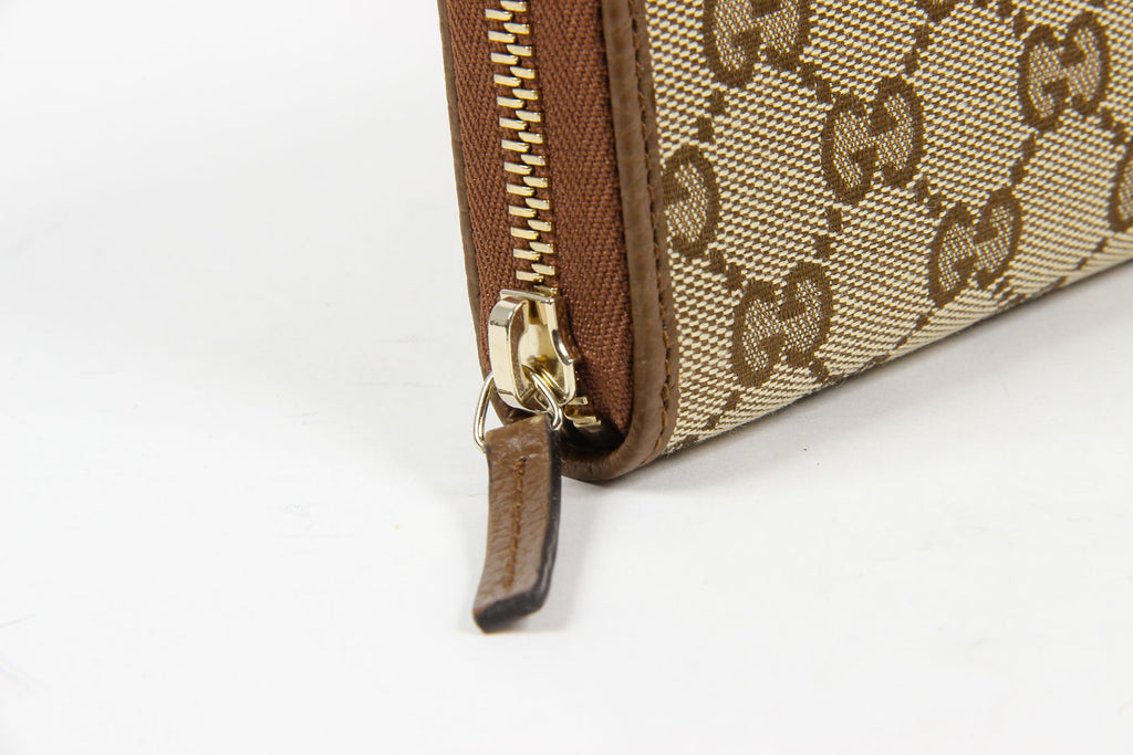 Cartera de mano con cremallera alrededor GG Guccissima de lona con cristales para mujer de Gucci