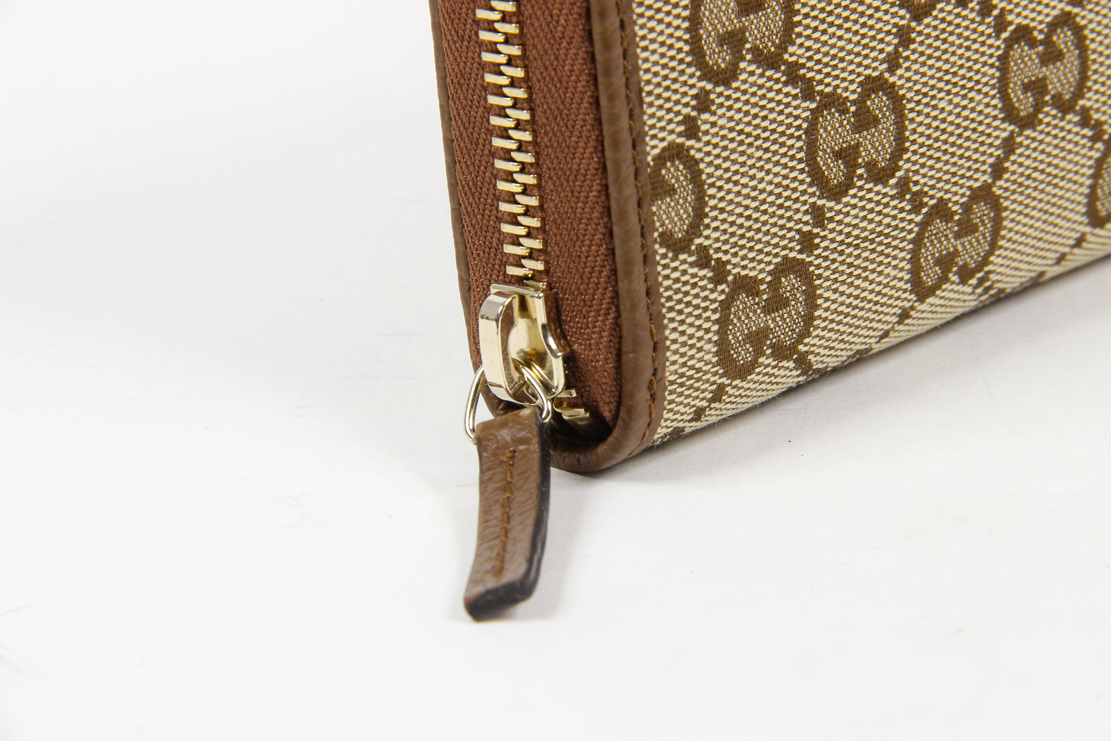 Cartera de mano con cremallera alrededor GG Guccissima de lona con cristales para mujer de Gucci