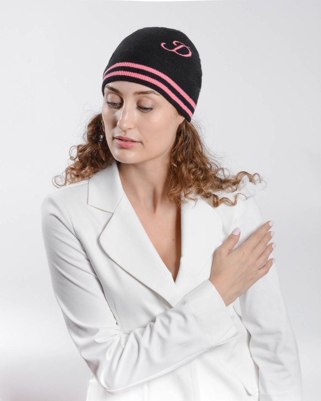 Gorro con monograma de Dee Ocleppo BRUNTSFIELD BLACK D