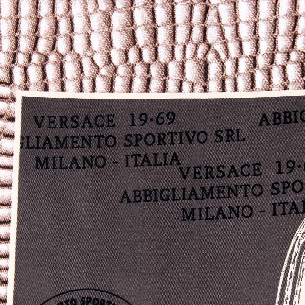 Bufanda de mujer V 1969 Italia