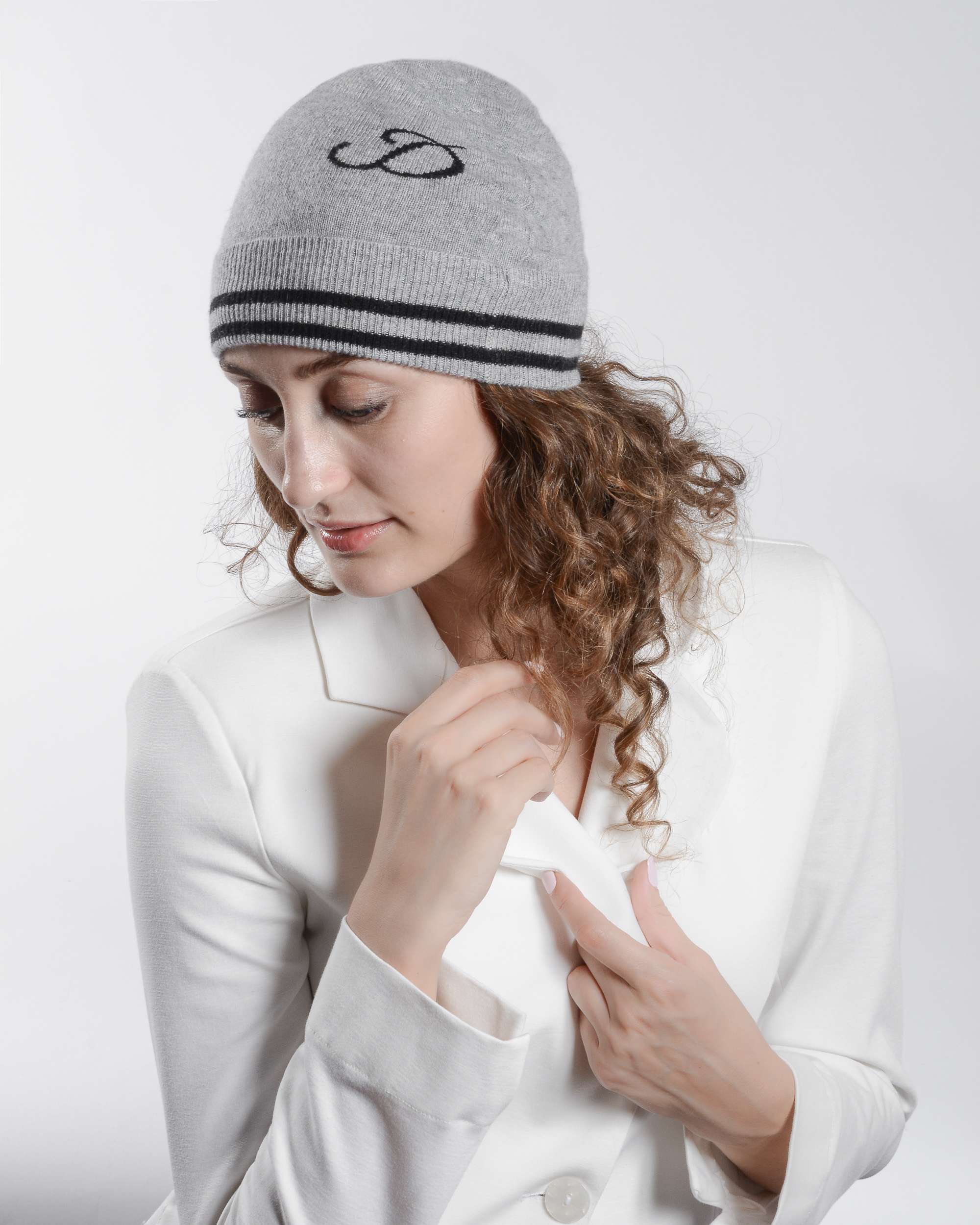 Gorro con monograma de Dee Ocleppo BRUNTSFIELD GREY D