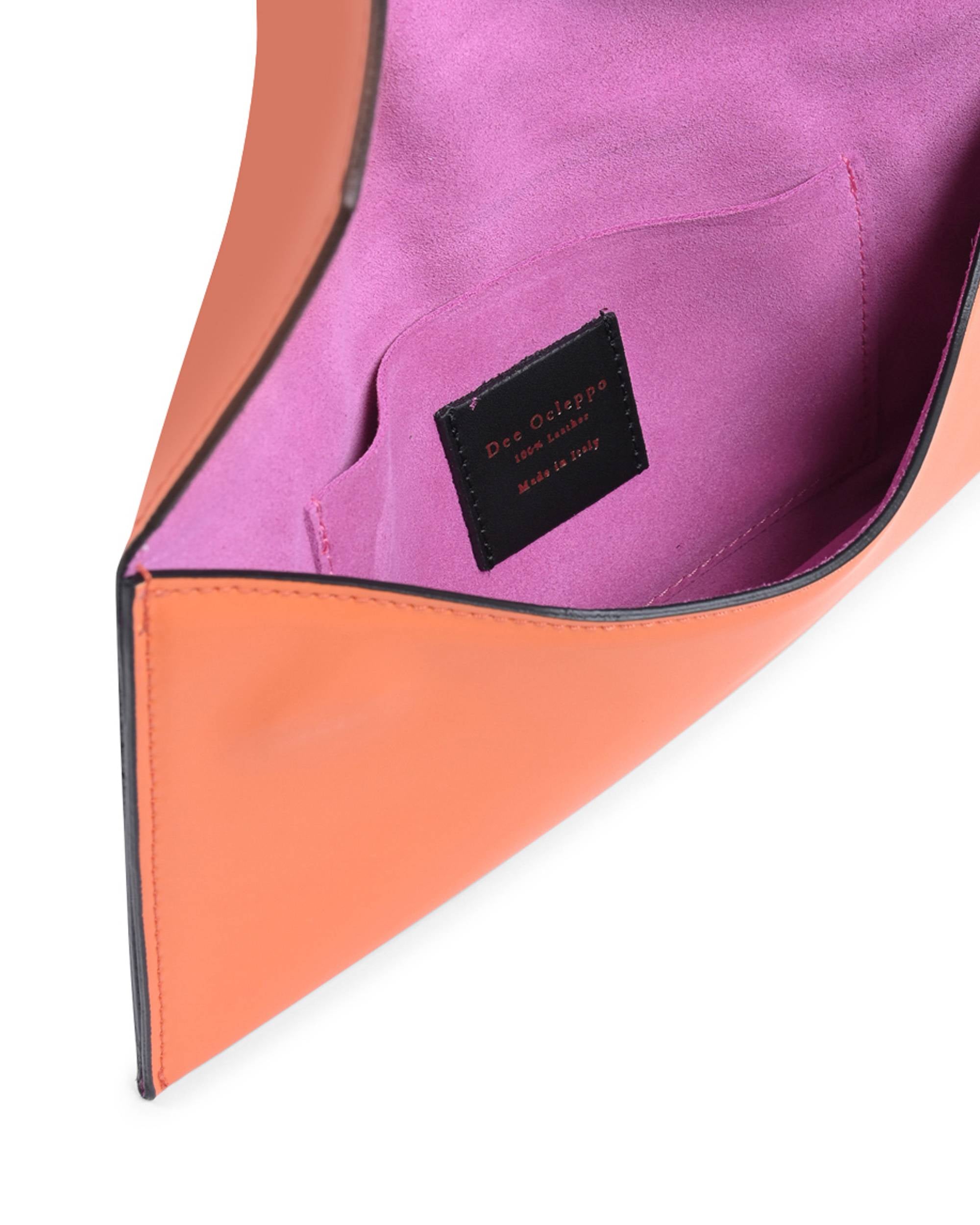 Clutch tipo sobre de piel color naranja