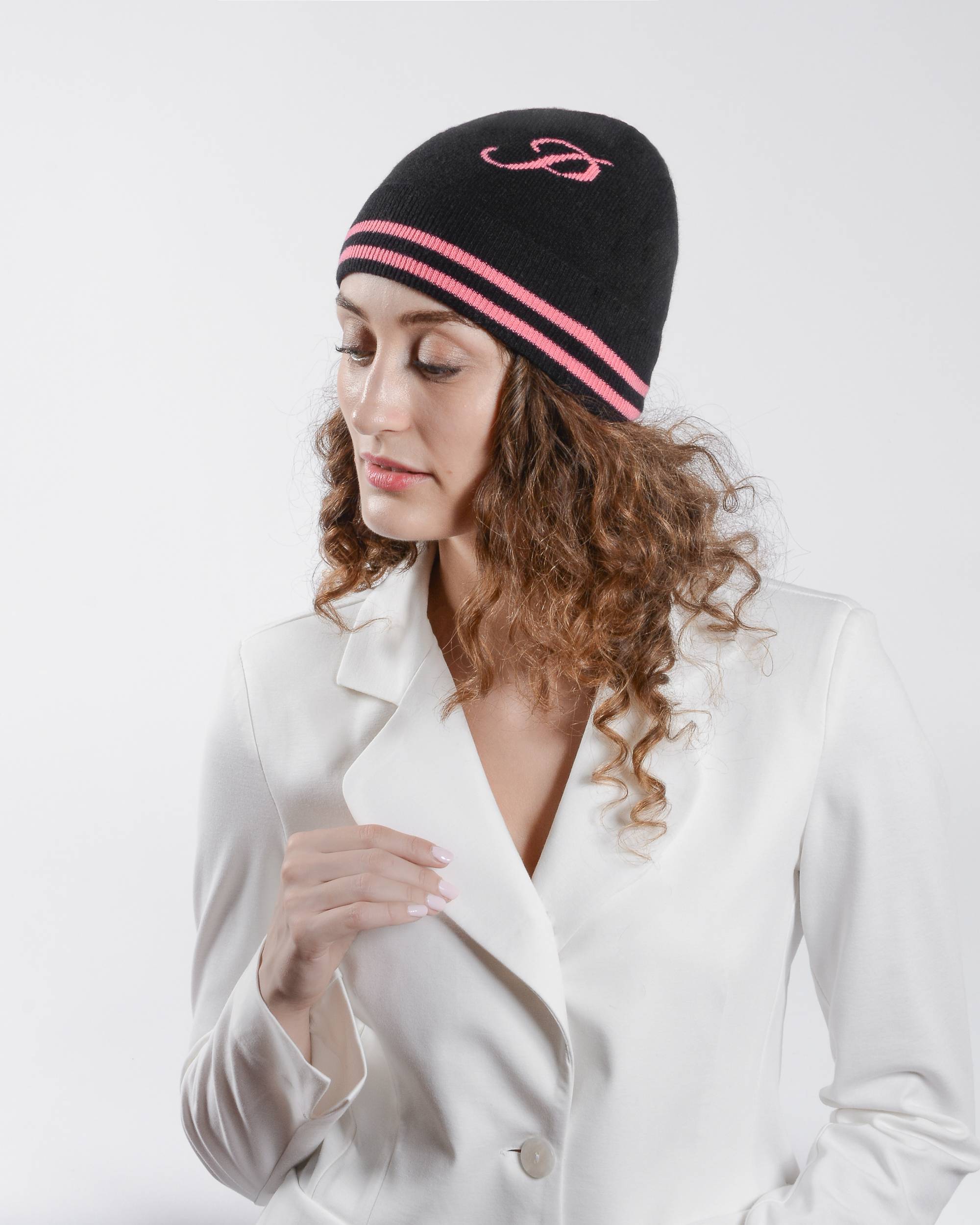 Gorro con monograma de Dee Ocleppo BRUNTSFIELD BLACK P