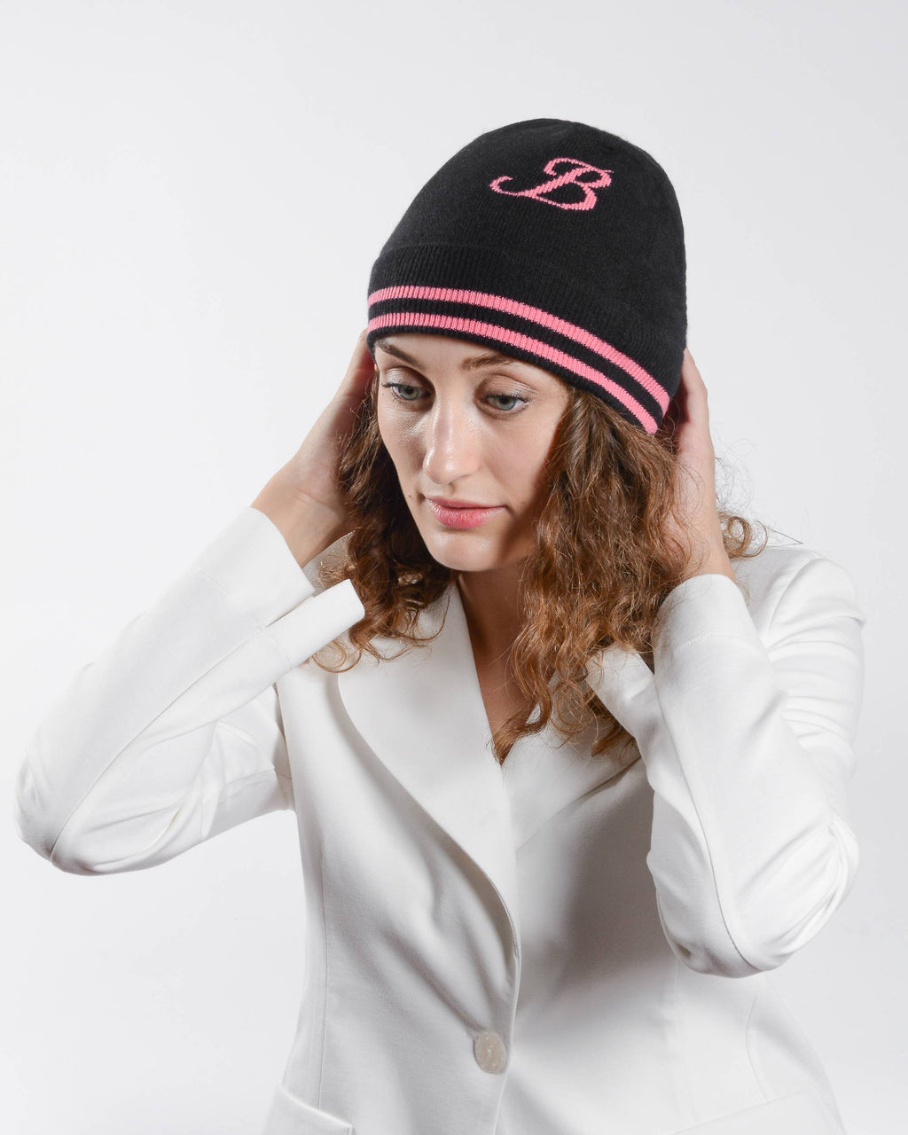 Gorro con monograma de Dee Ocleppo BRUNTSFIELD BLACK B