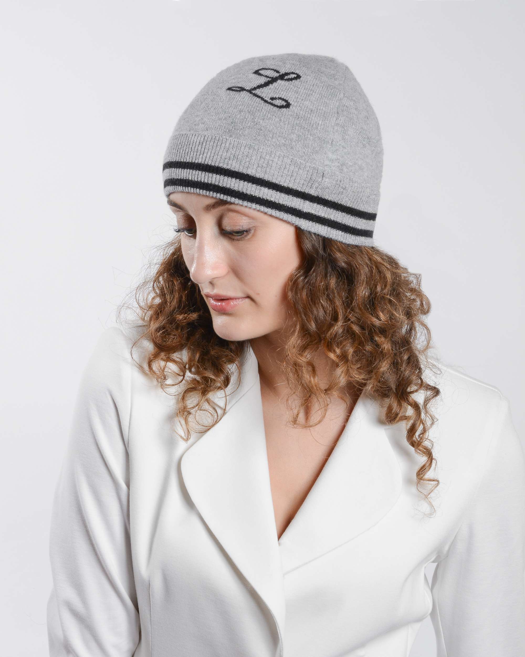 Gorro con monograma de Dee Ocleppo BRUNTSFIELD GREY L