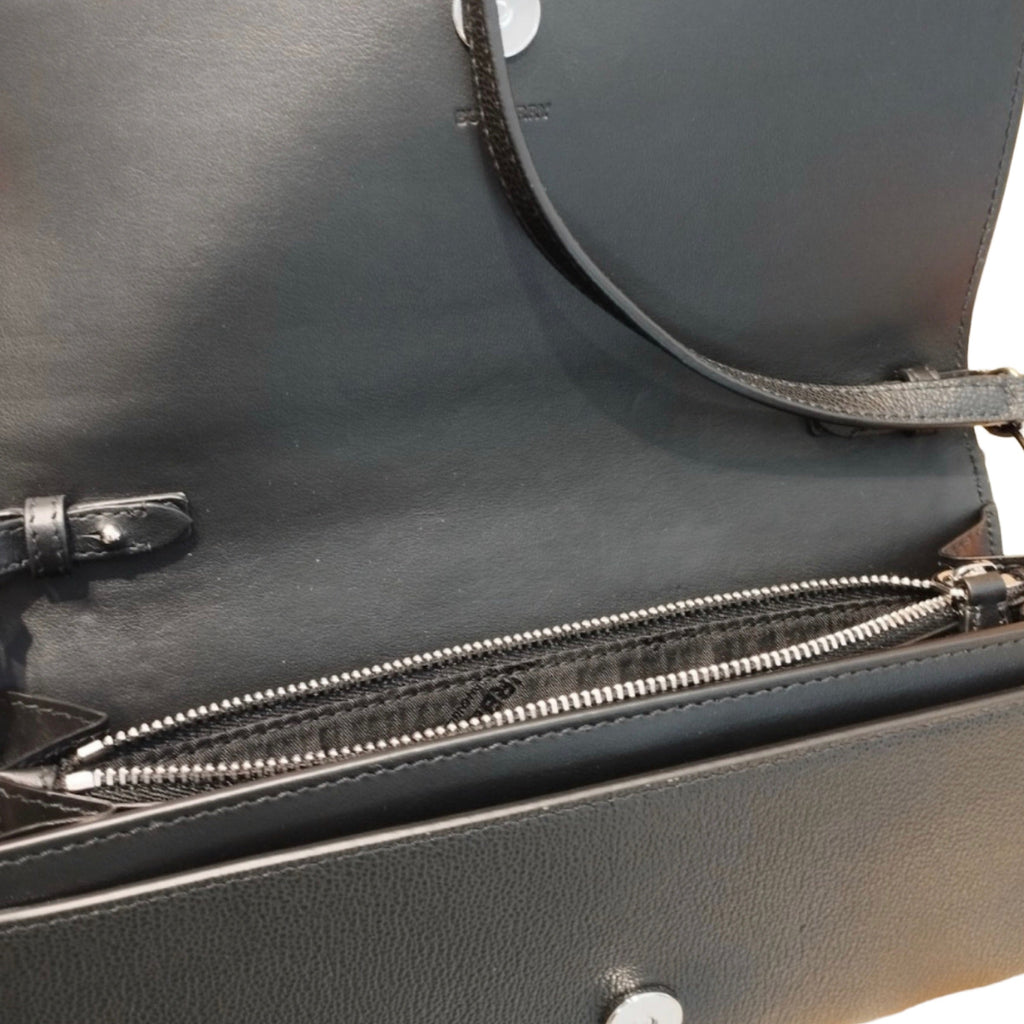 Bolso bandolera de piel Henley de Burberry, color negro