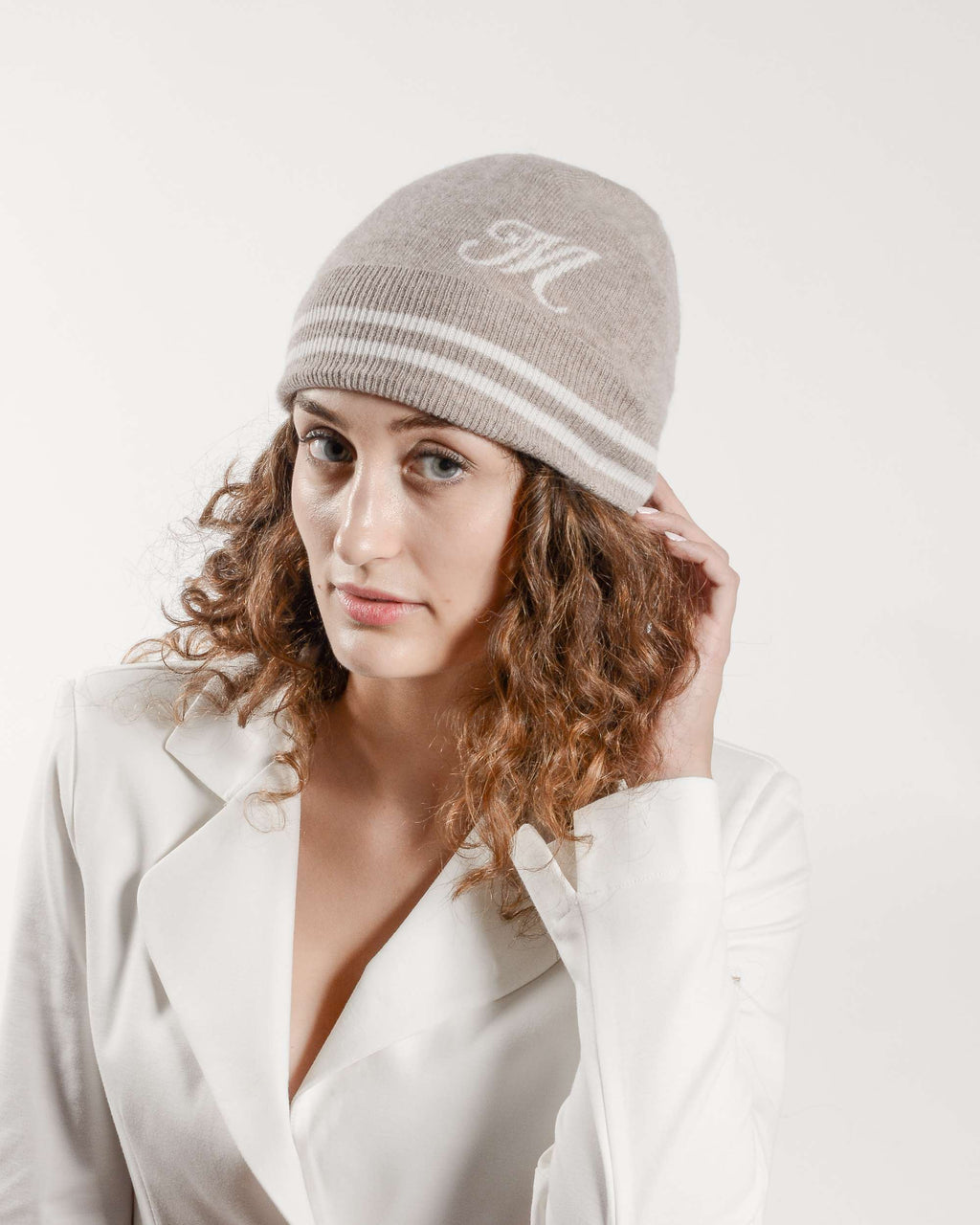Gorro con monograma de Dee Ocleppo BRUNTSFIELD CAMEL M