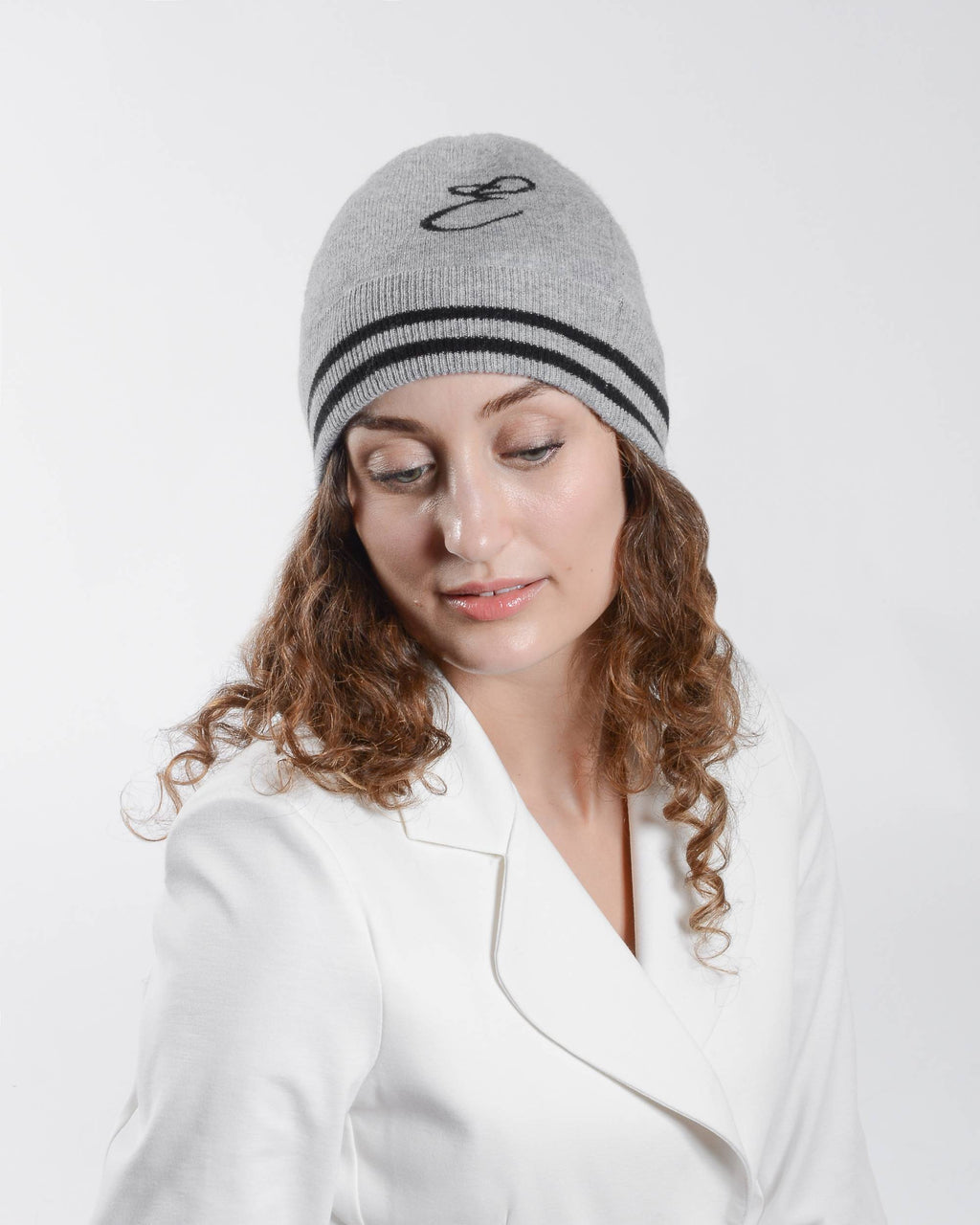 Gorro con monograma de Dee Ocleppo BRUNTSFIELD GREY E