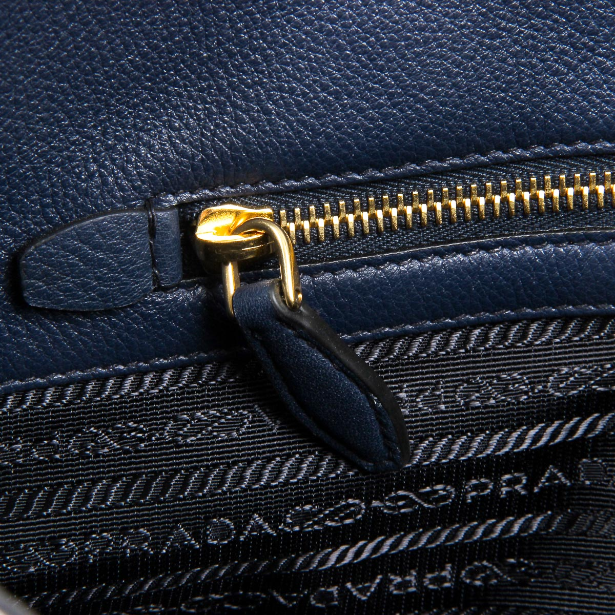 Bolso de mano Prada para mujer 1BG100 UWL F0216 BALTICO VIT DAINO