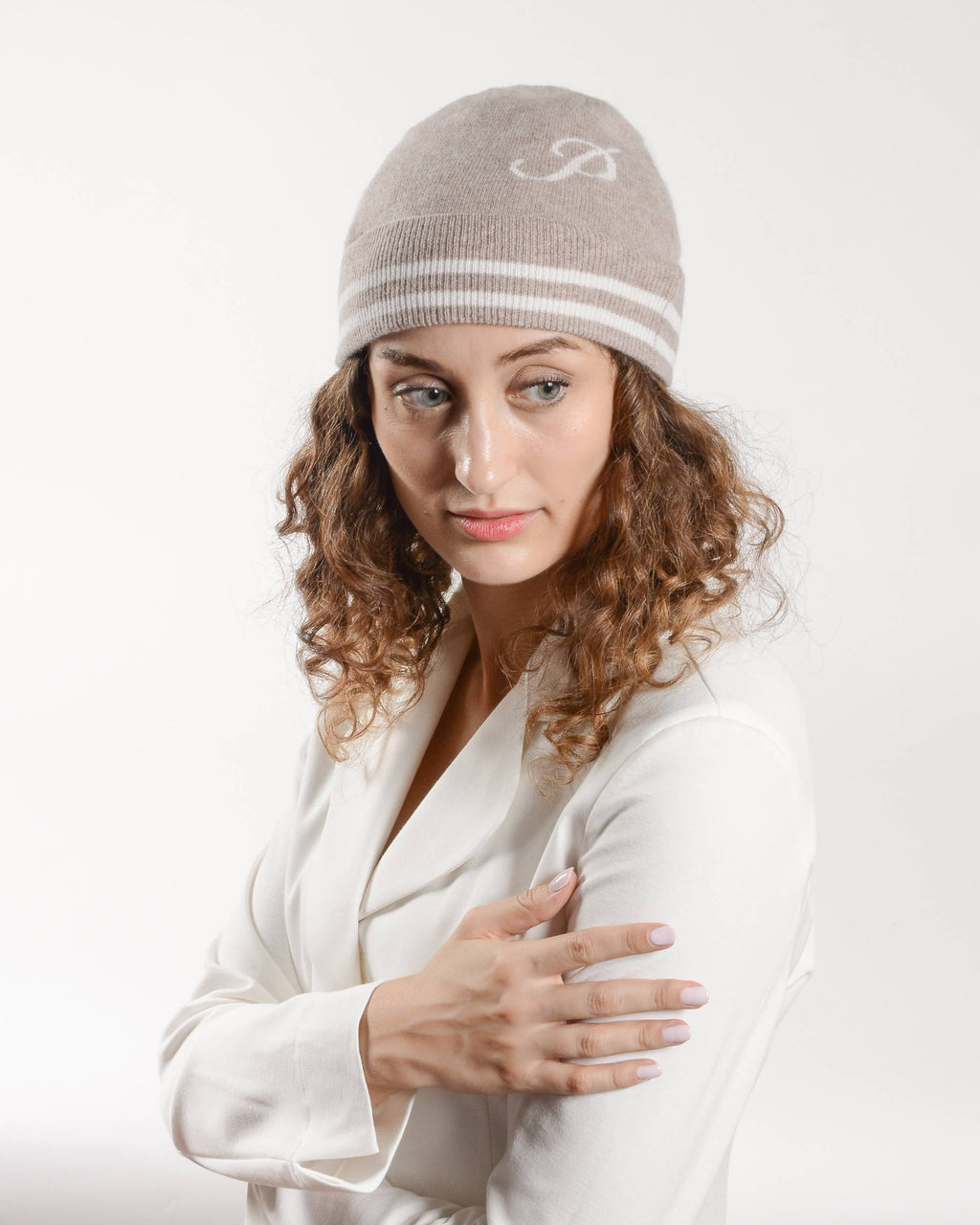 Gorro con monograma de Dee Ocleppo BRUNTSFIELD CAMEL P
