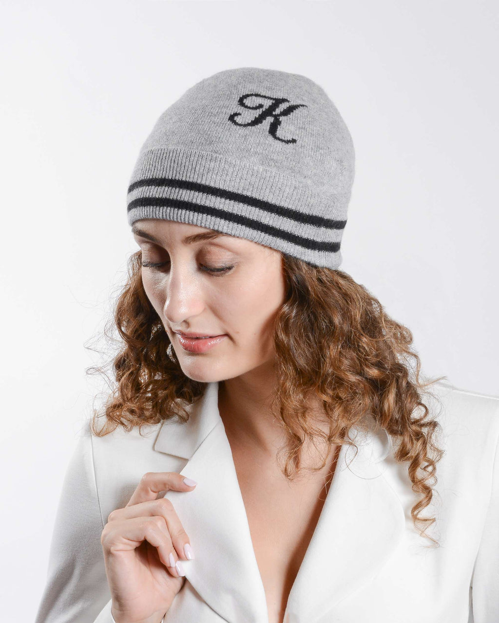 Gorro con monograma de Dee Ocleppo BRUNTSFIELD GREY K