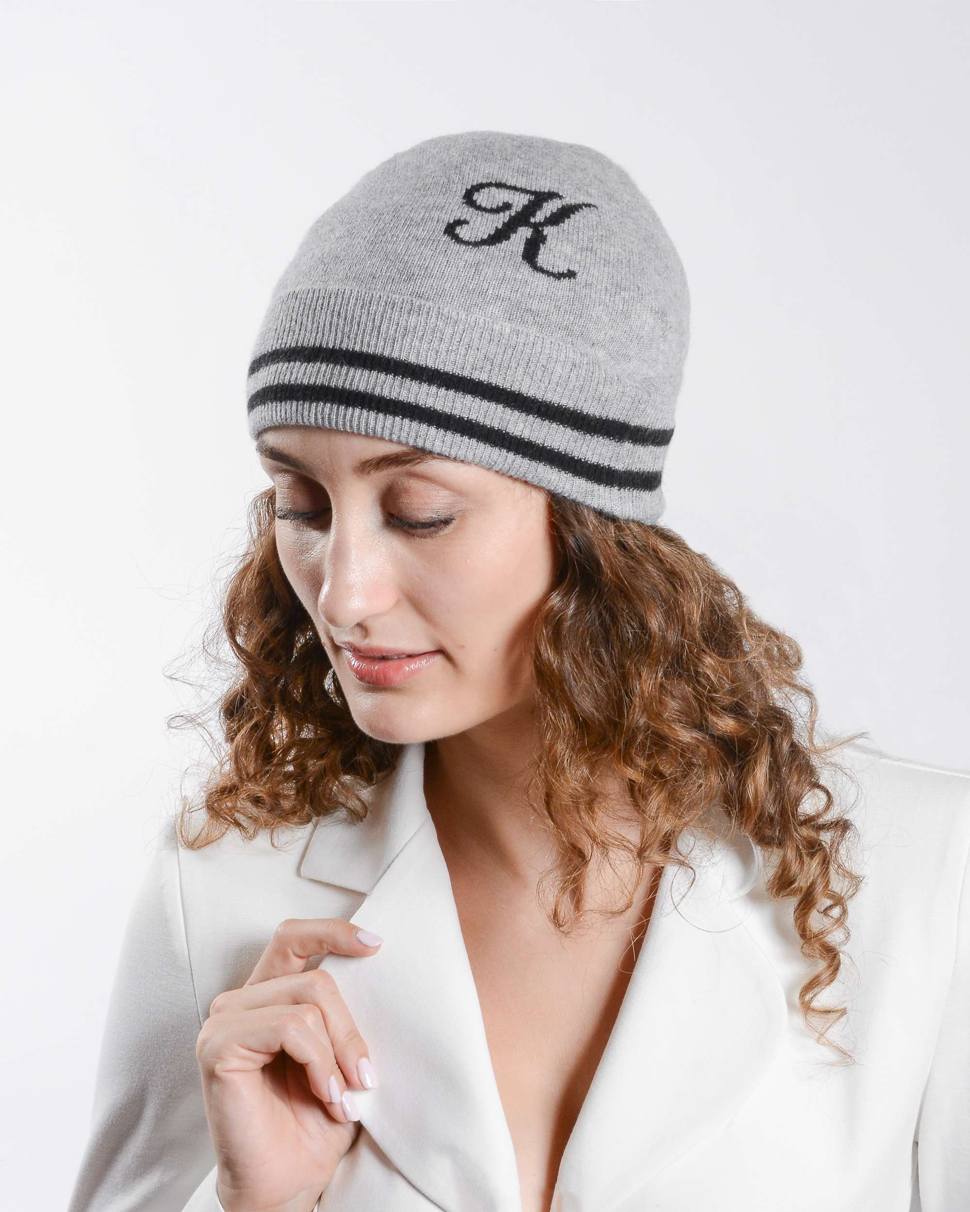 Gorro con monograma de Dee Ocleppo BRUNTSFIELD GREY K