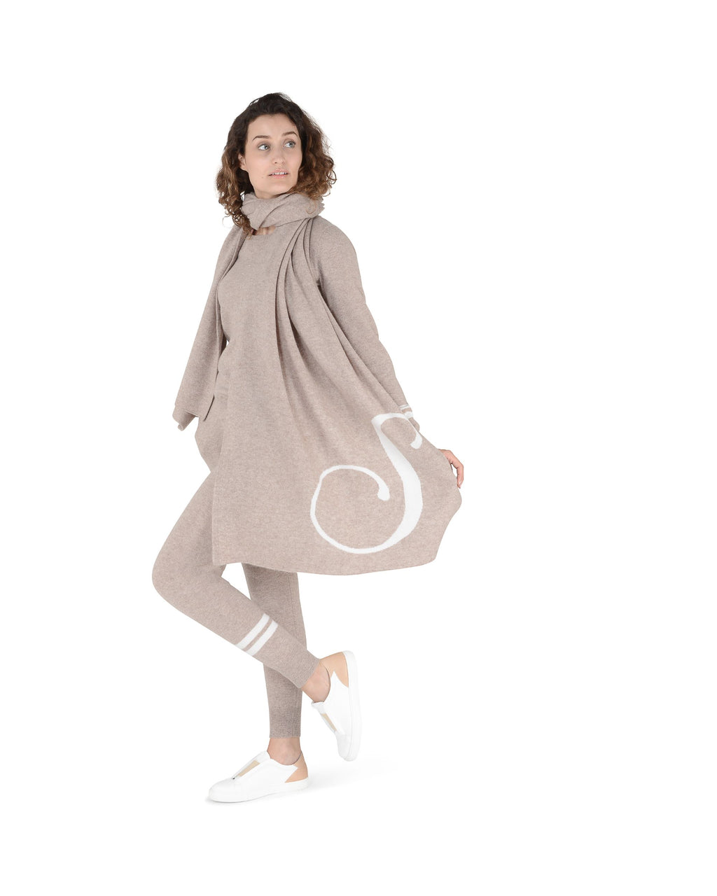 Bufanda con monograma de Dee Ocleppo DEAN VILLAGE CAMEL S