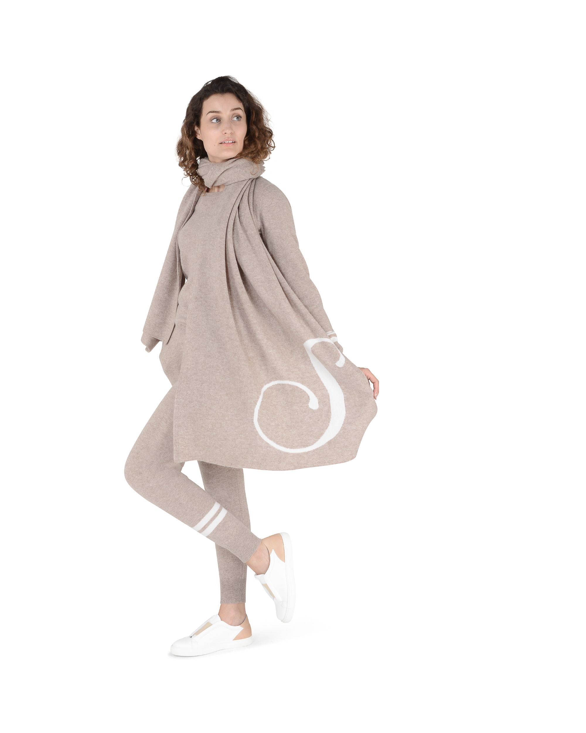 Bufanda con monograma de Dee Ocleppo DEAN VILLAGE CAMEL S