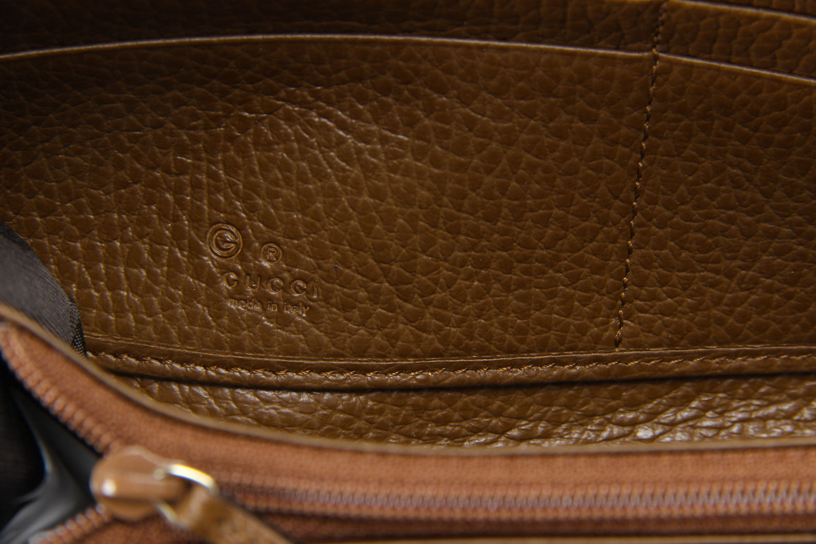 Cartera de mano con cremallera alrededor GG Guccissima de lona con cristales para mujer de Gucci