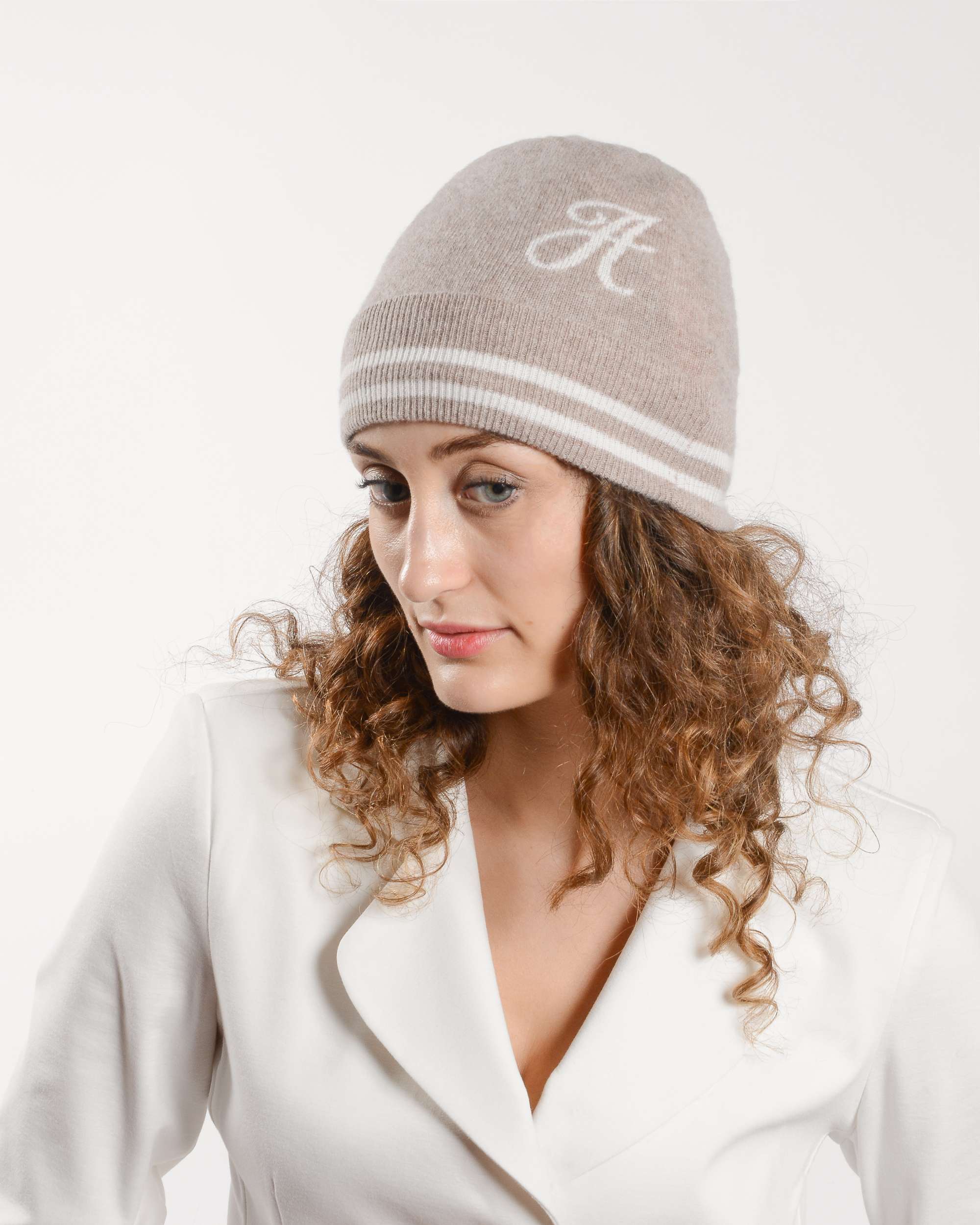 Gorro con monograma de Dee Ocleppo BRUNTSFIELD CAMEL A