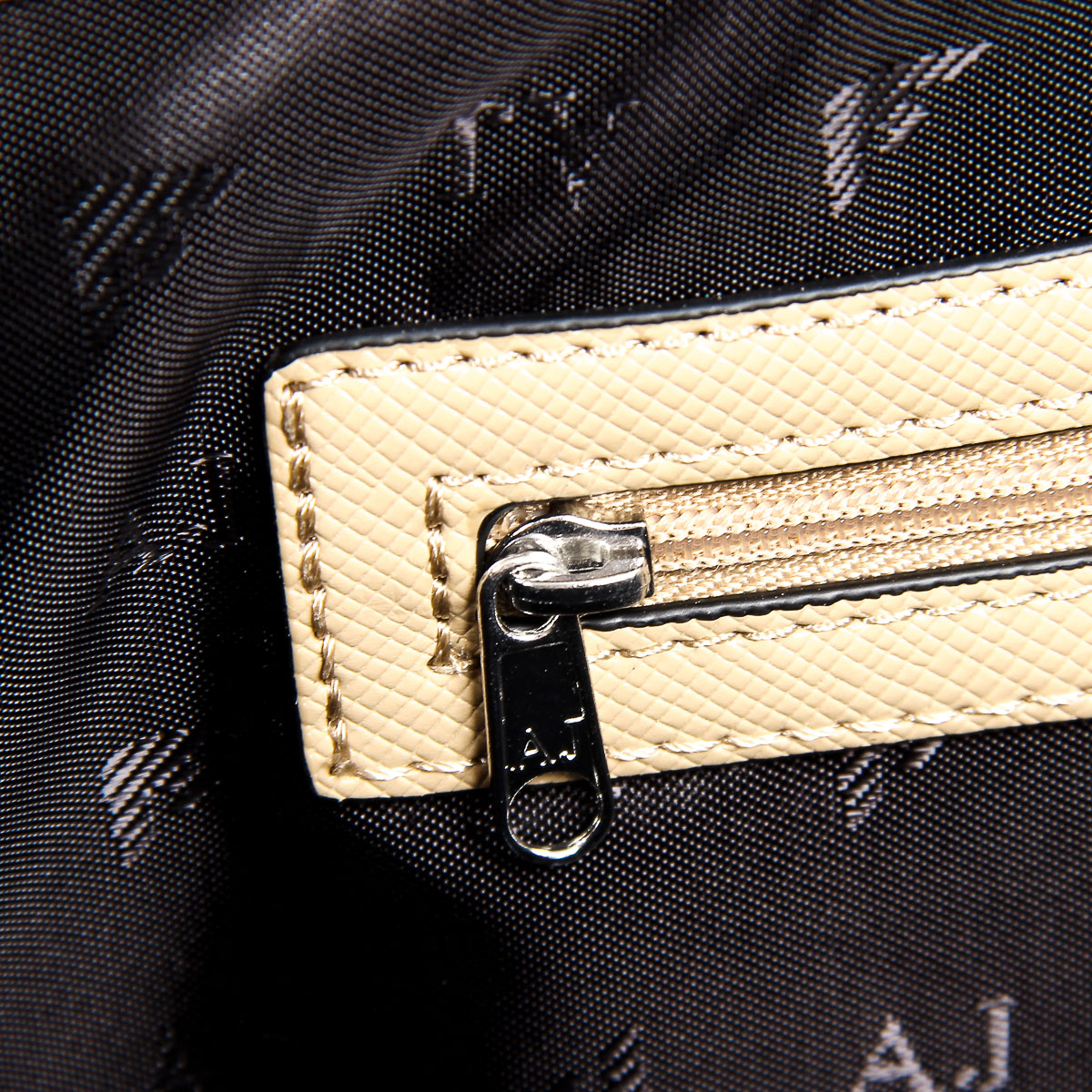 Bolso de mano para mujer Armani Jeans color camello 922166 7P756 11955