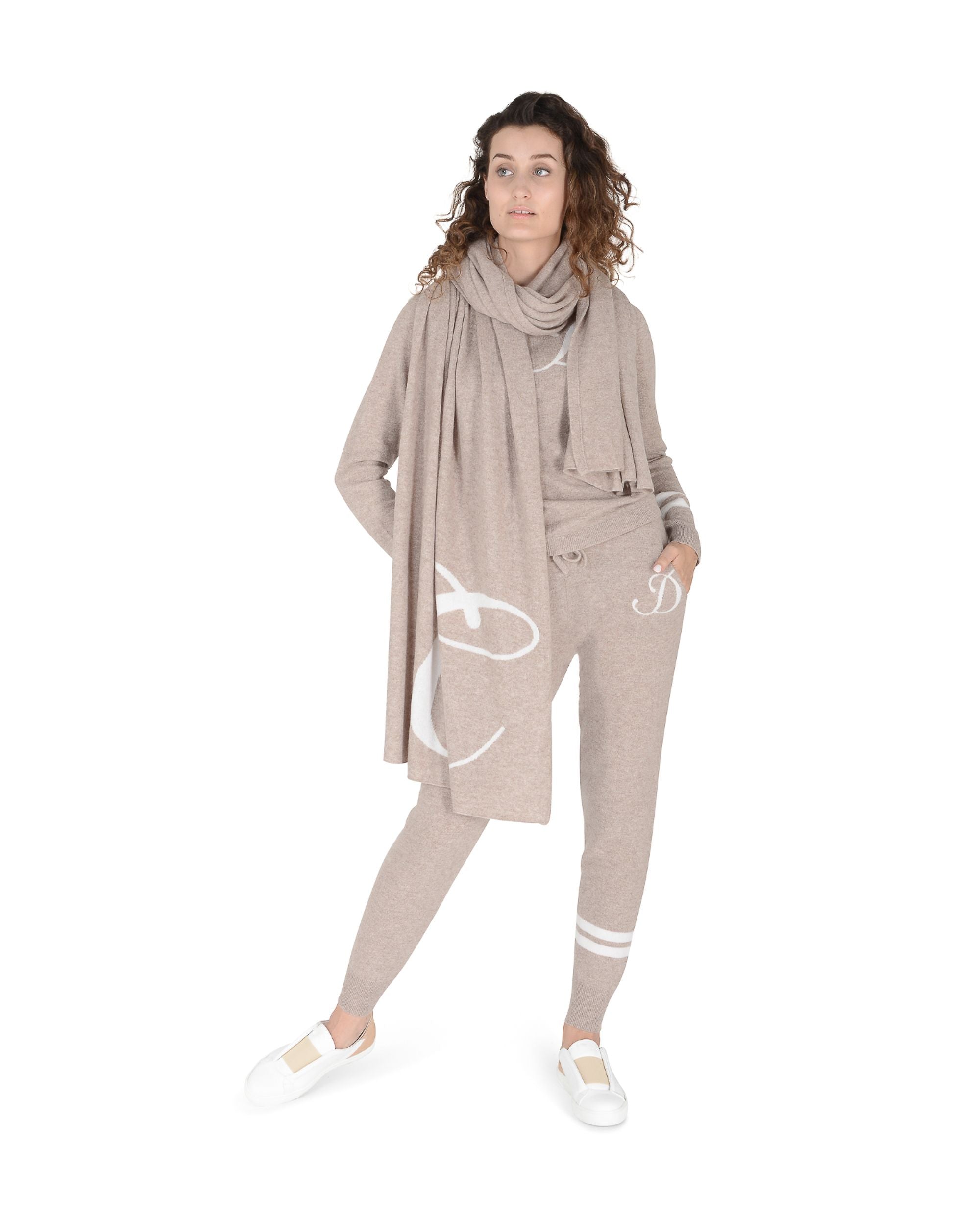 Bufanda con monograma de Dee Ocleppo DEAN VILLAGE CAMEL C