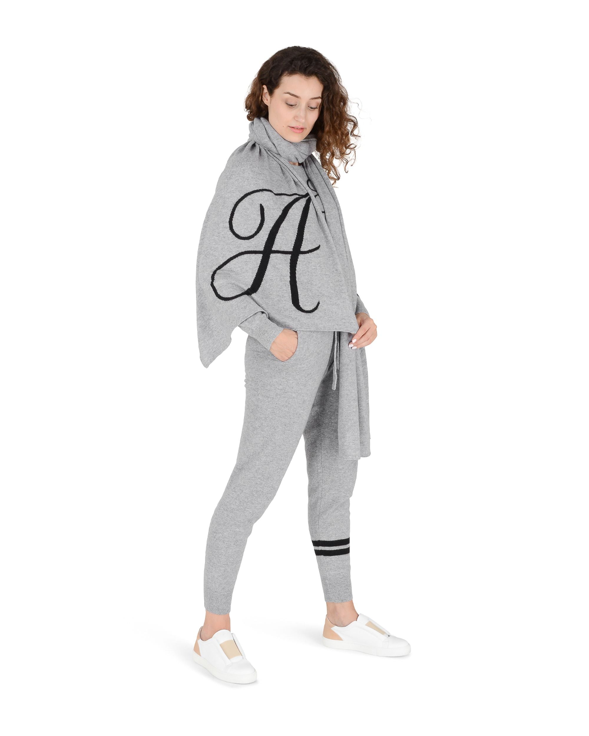 Bufanda con monograma de Dee Ocleppo DEAN VILLAGE GREY A