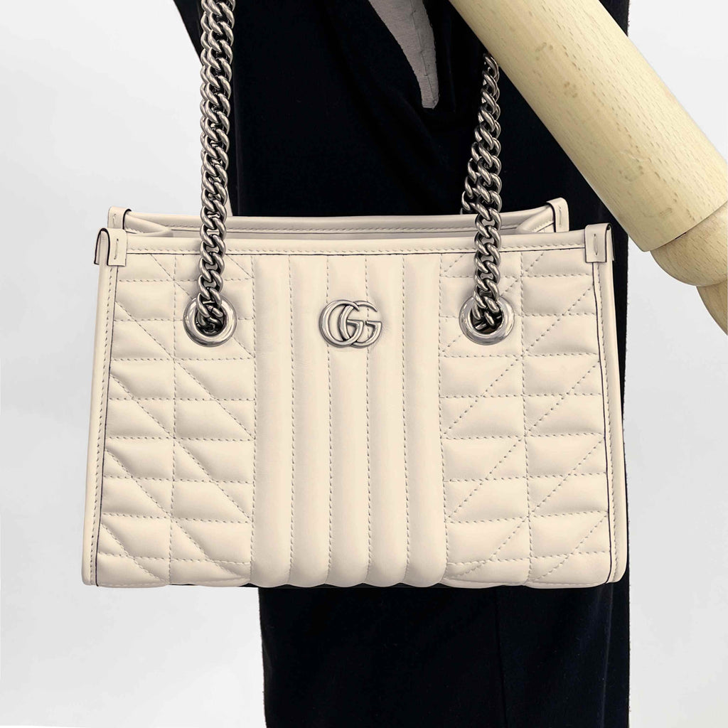 Bolso de hombro Gucci Marmont GG de piel acolchada en blanco