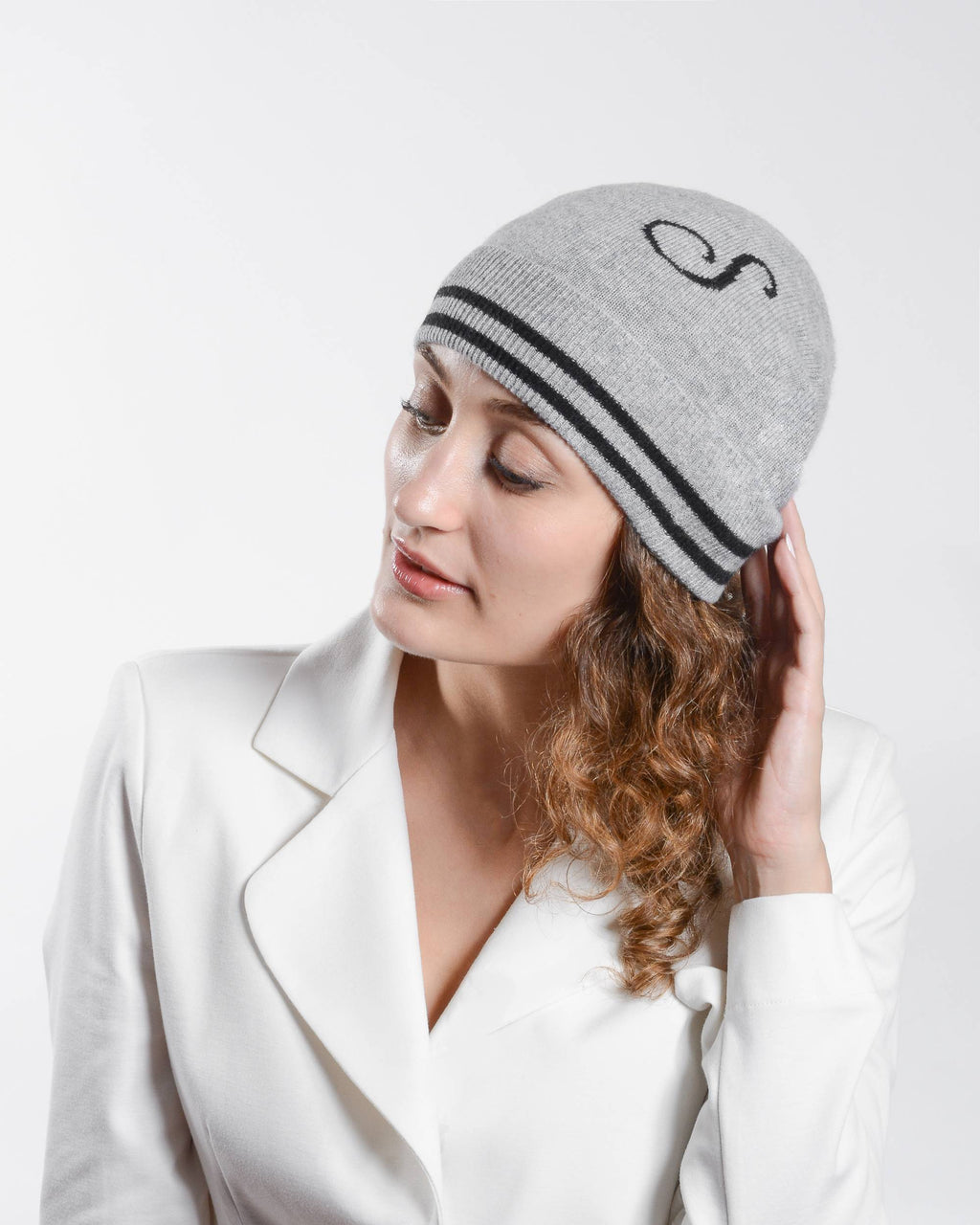 Gorro con monograma de Dee Ocleppo BRUNTSFIELD GREY S