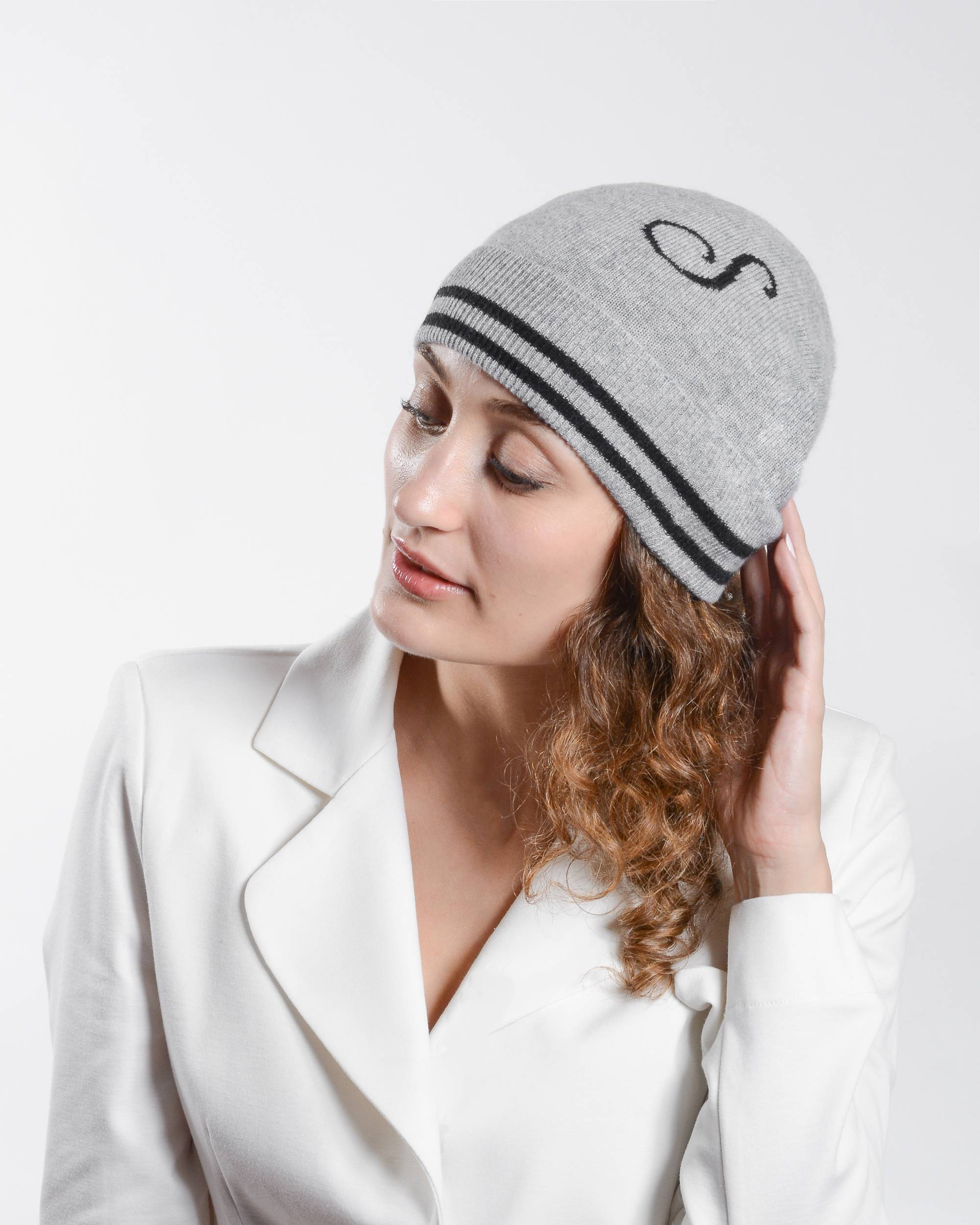 Gorro con monograma de Dee Ocleppo BRUNTSFIELD GREY S