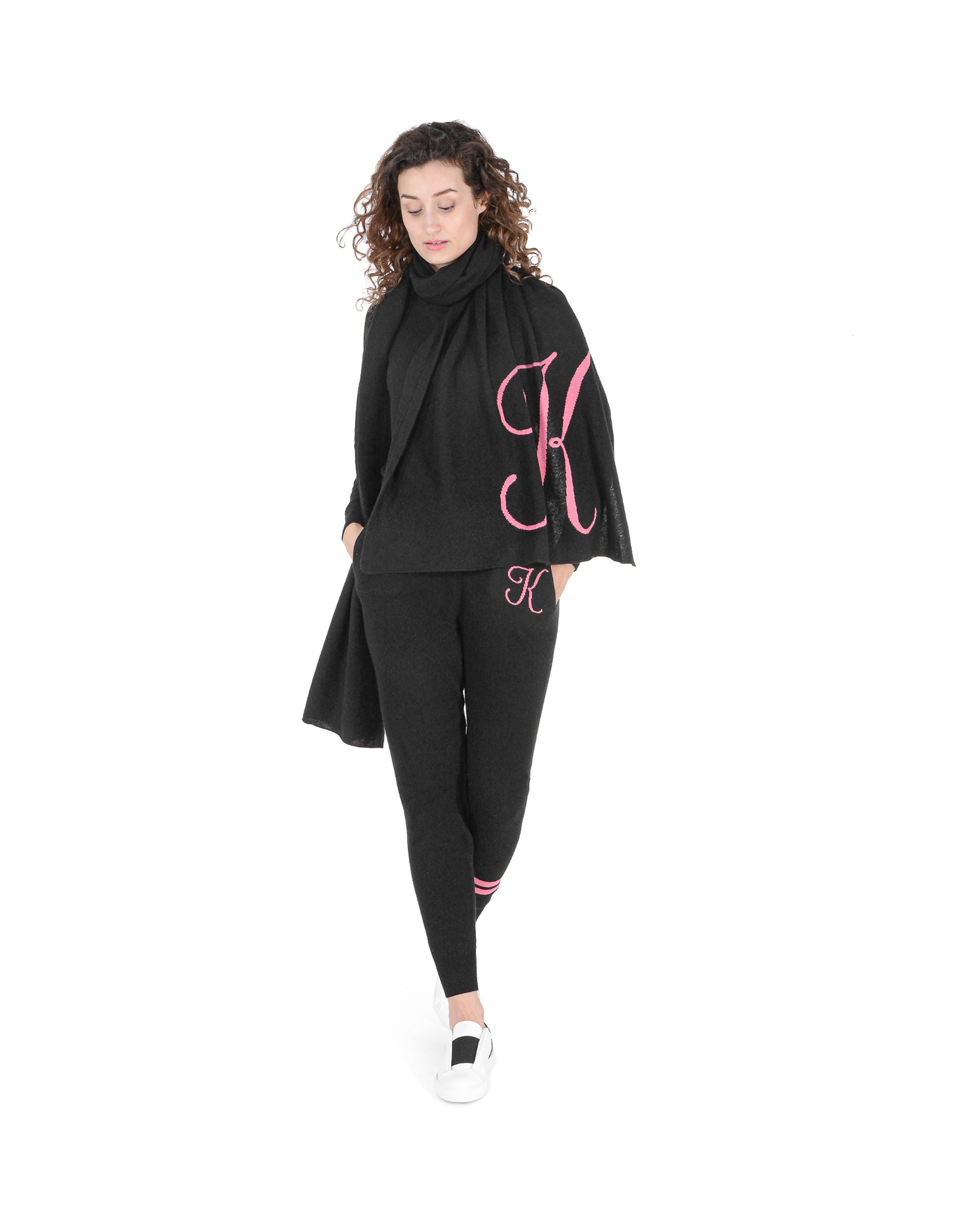 Bufanda con monograma de Dee Ocleppo DEAN VILLAGE BLACK K