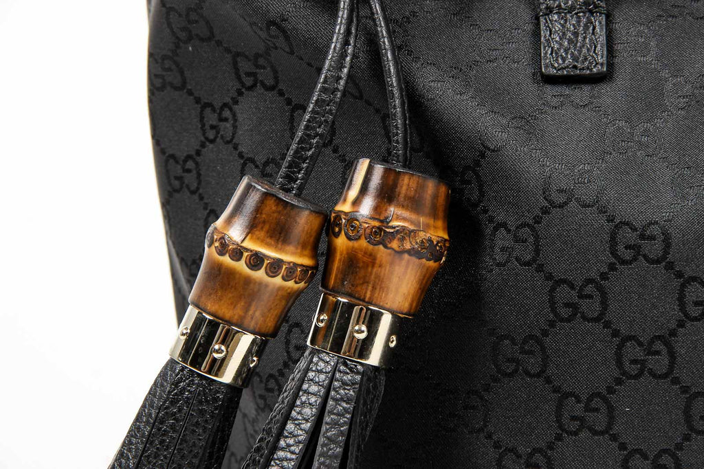 Bolso de mano Gucci para mujer de piel granulada negra con borlas de bambú