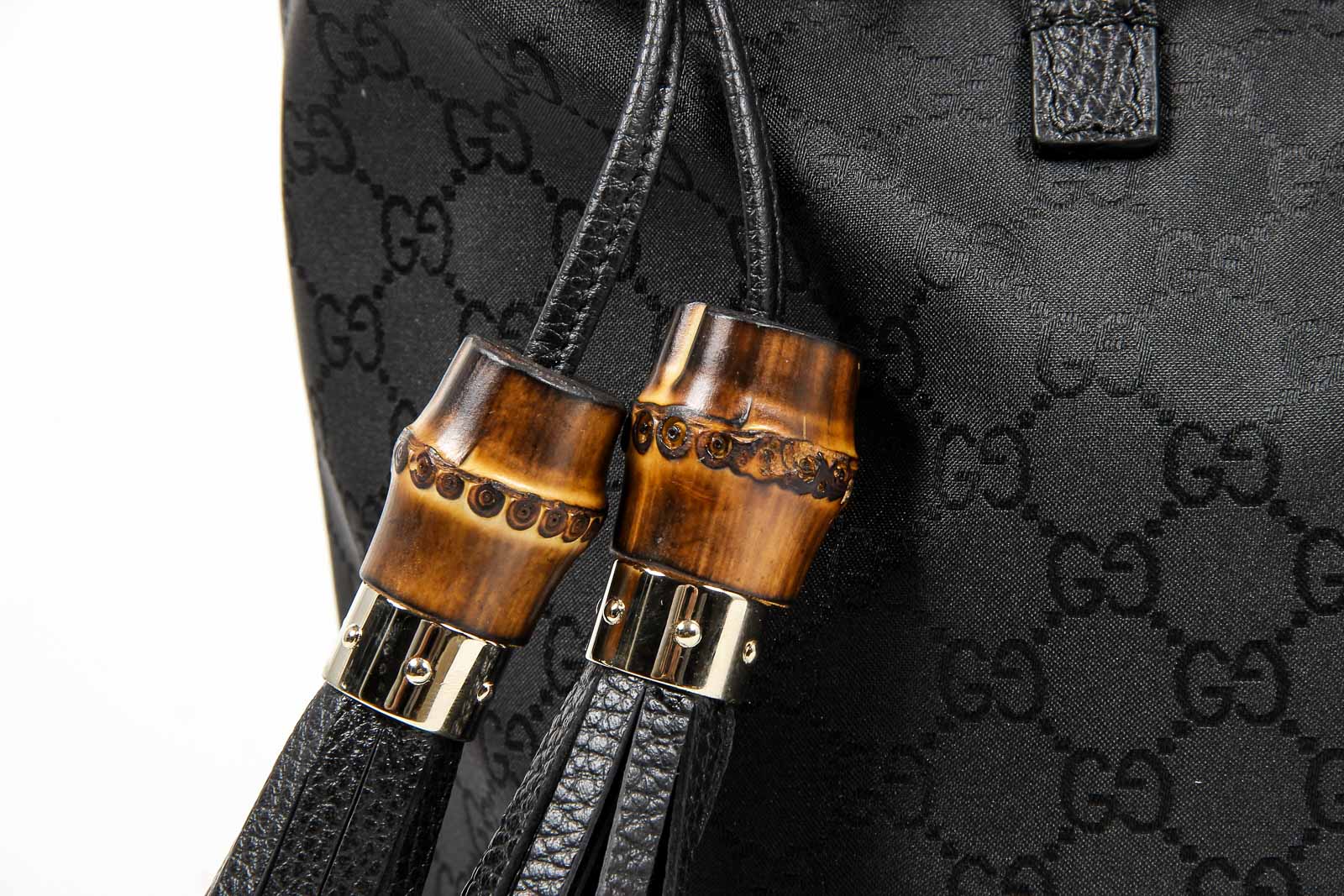 Bolso de mano Gucci para mujer de piel granulada negra con borlas de bambú