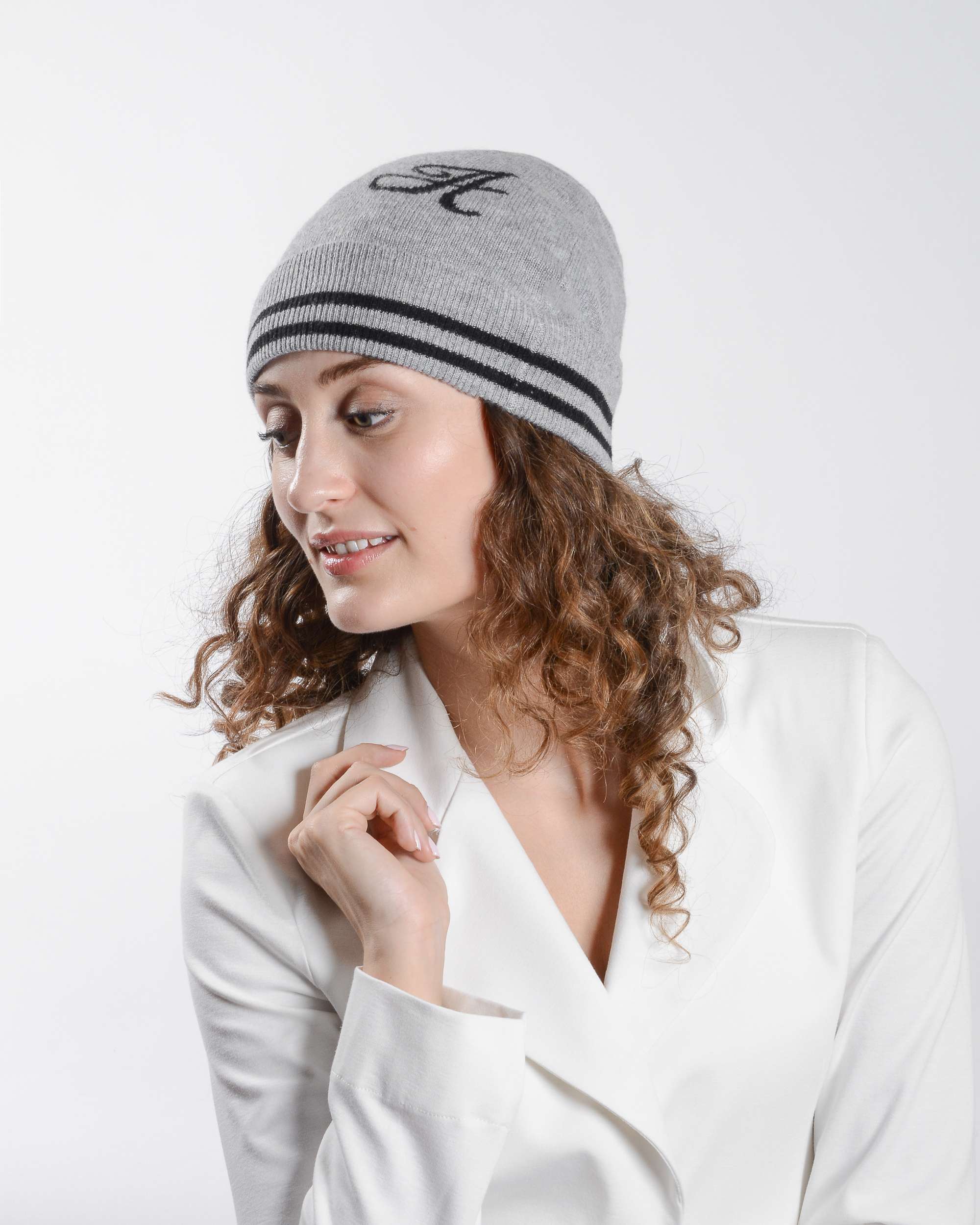 Gorro con monograma de Dee Ocleppo BRUNTSFIELD GREY A