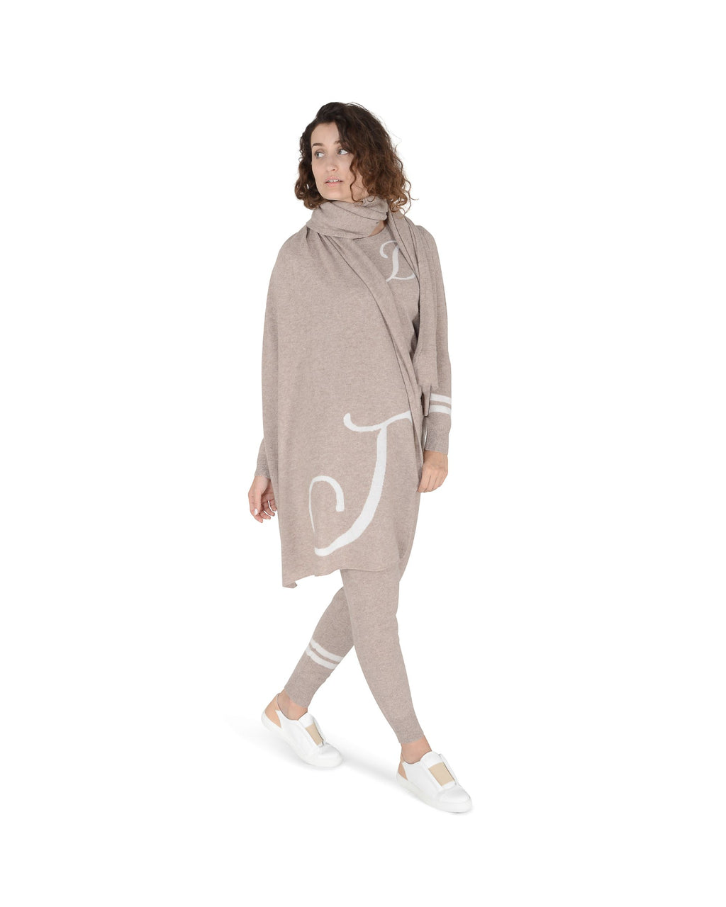 Bufanda con monograma de Dee Ocleppo DEAN VILLAGE CAMEL J