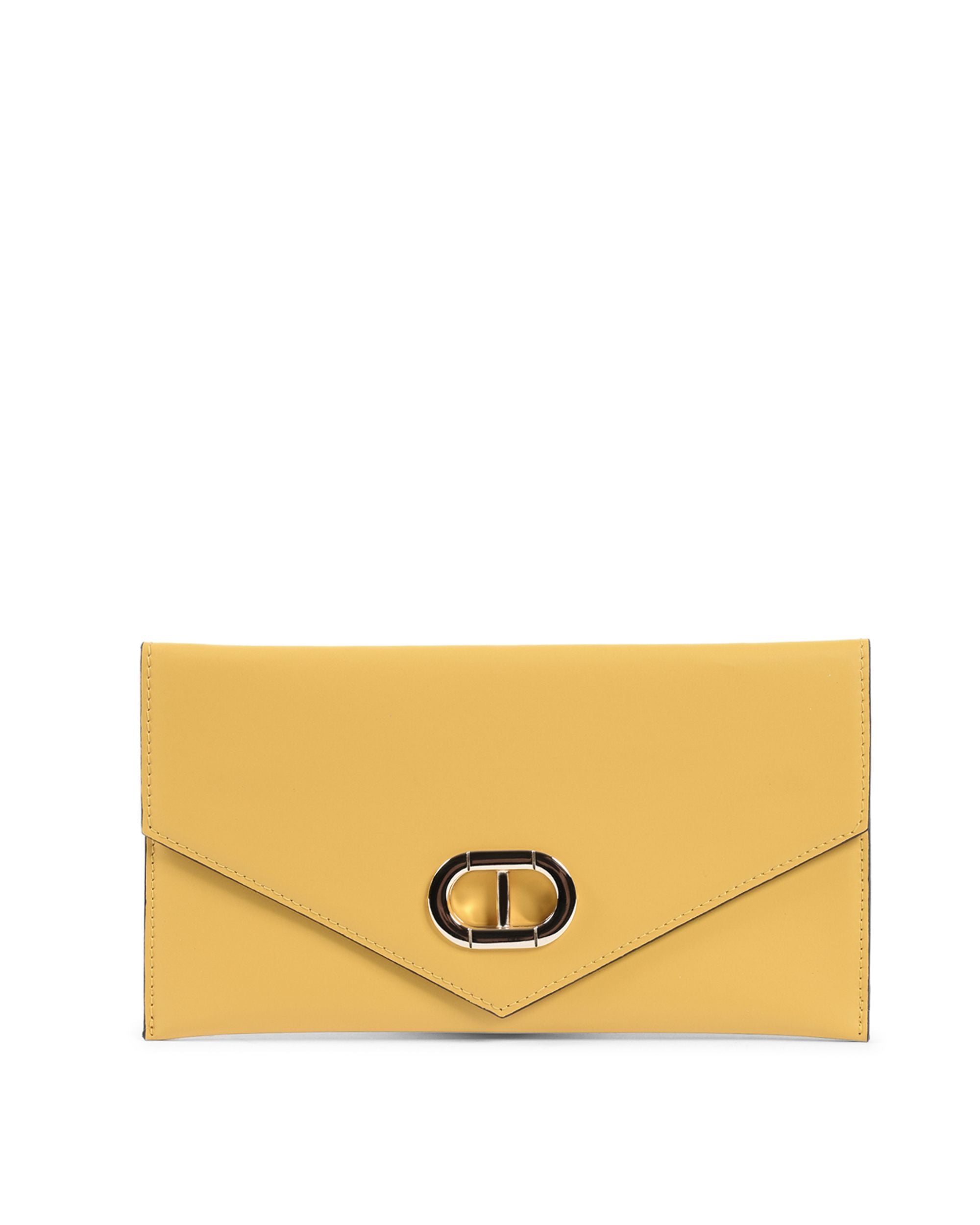 Clutch tipo sobre de piel color amarillo