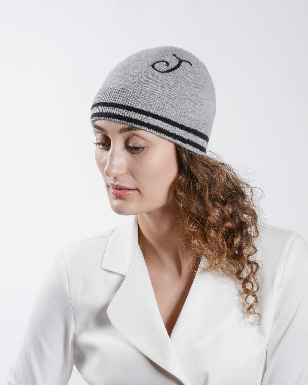 Gorro con monograma de Dee Ocleppo BRUNTSFIELD GREY J