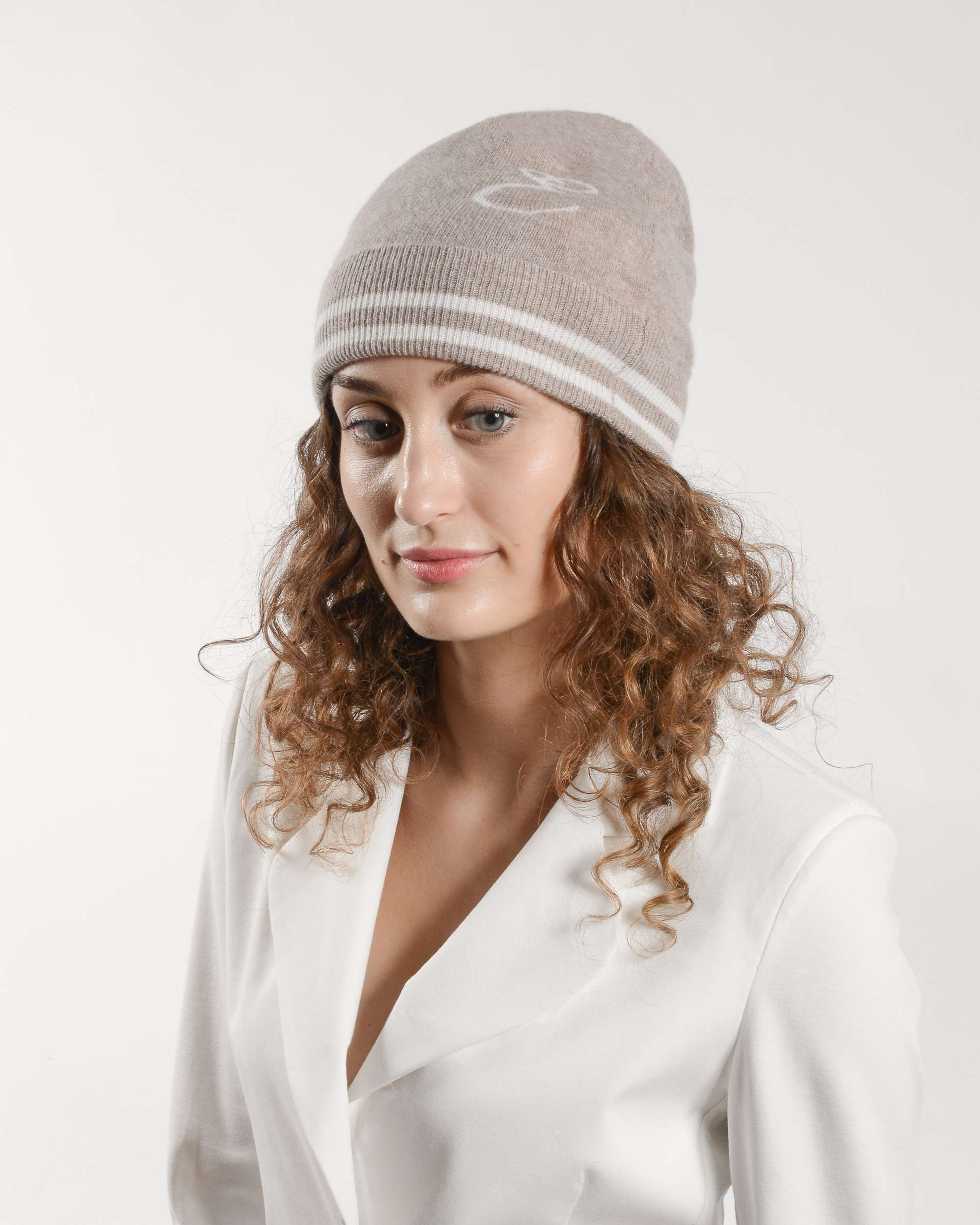 Gorro con monograma de Dee Ocleppo BRUNTSFIELD CAMEL E