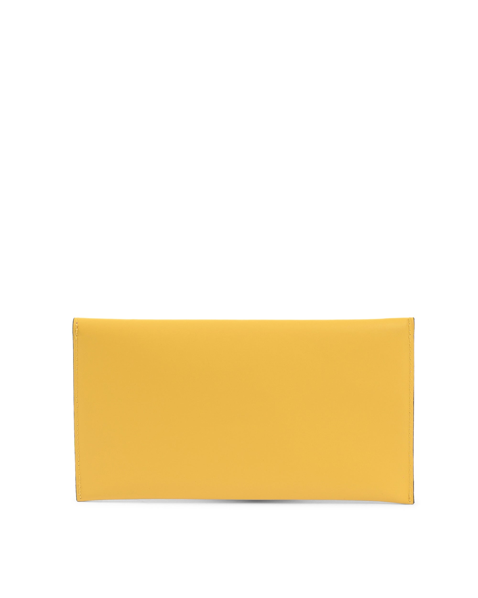 Clutch tipo sobre de piel color amarillo