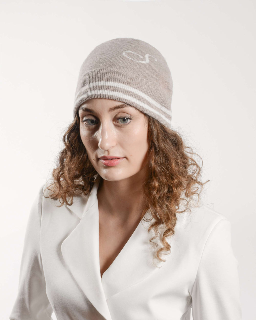Gorro con monograma de Dee Ocleppo BRUNTSFIELD CAMEL S