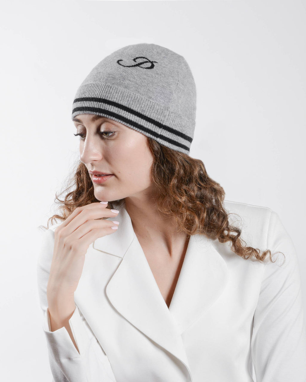 Gorro con monograma de Dee Ocleppo BRUNTSFIELD GREY P
