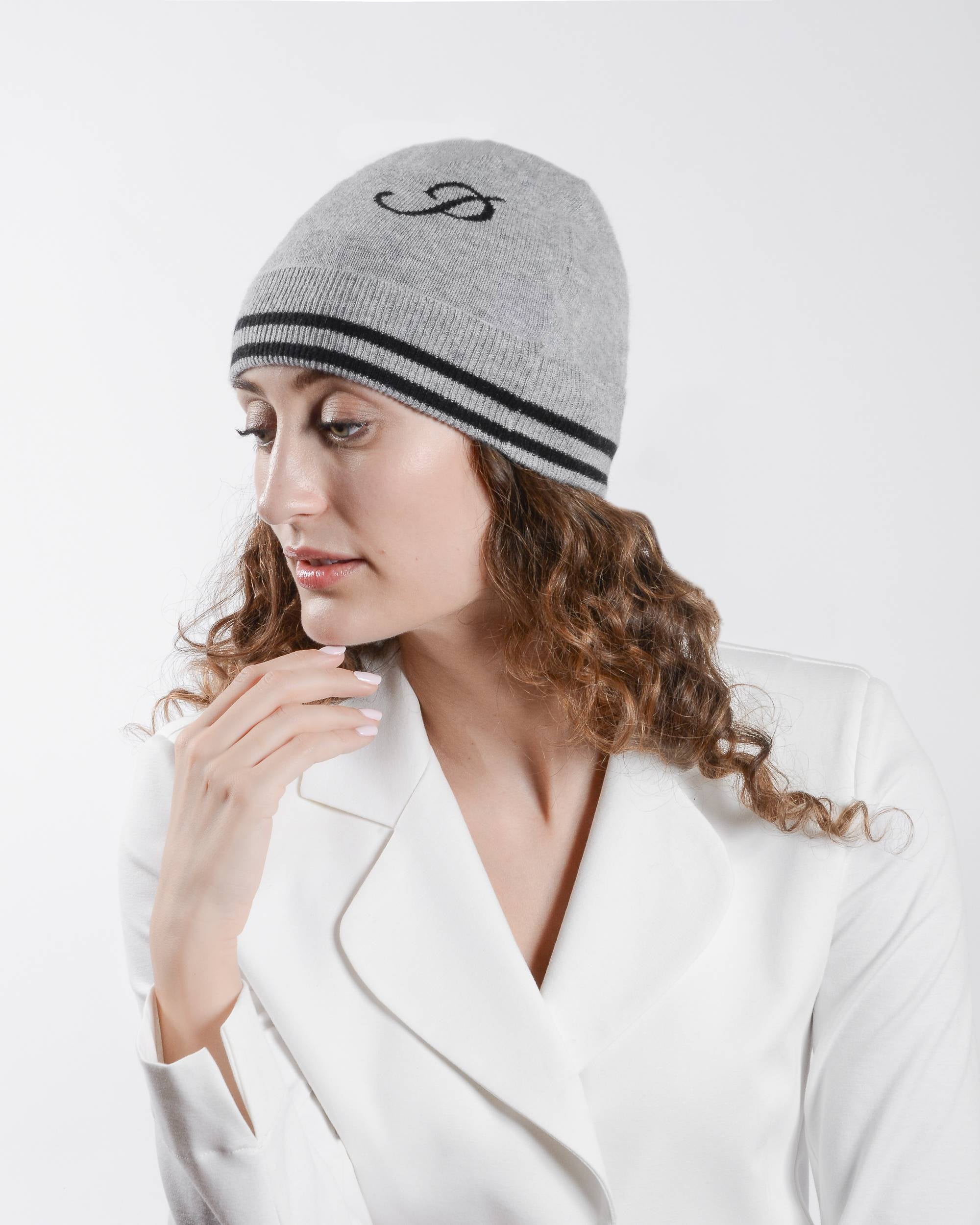 Gorro con monograma de Dee Ocleppo BRUNTSFIELD GREY P
