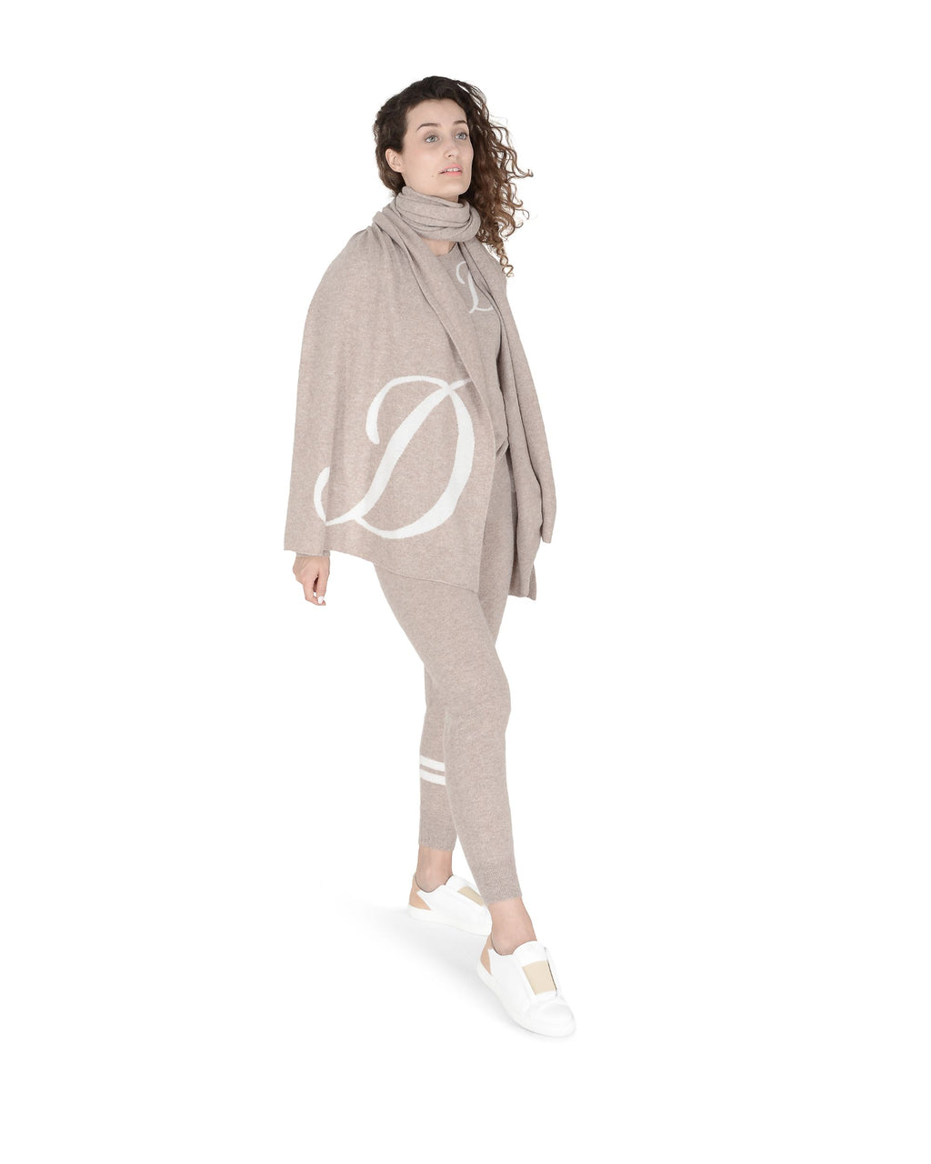 Bufanda con monograma de Dee Ocleppo DEAN VILLAGE CAMEL D