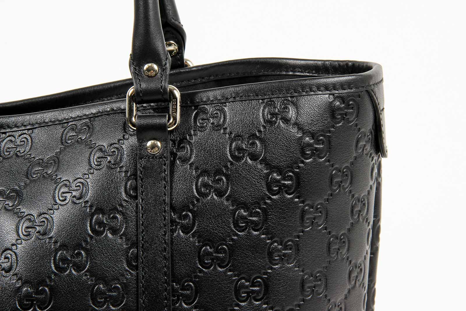 Bolso tote Gucci para mujer de piel negra Guccissima con logotipo GG