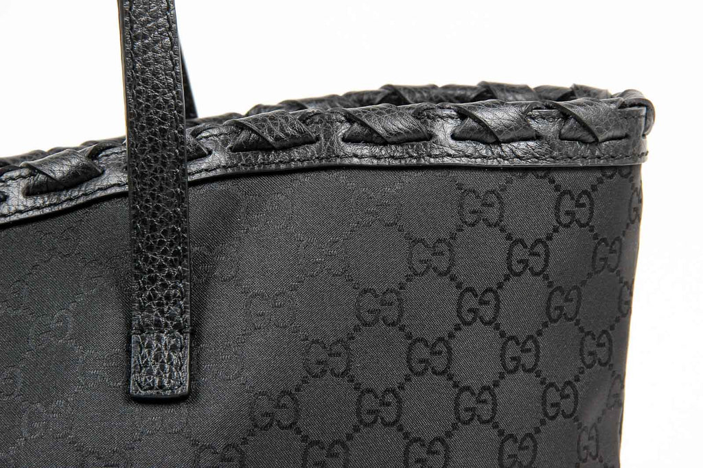 Bolso de mano Gucci para mujer de piel granulada negra con borlas de bambú