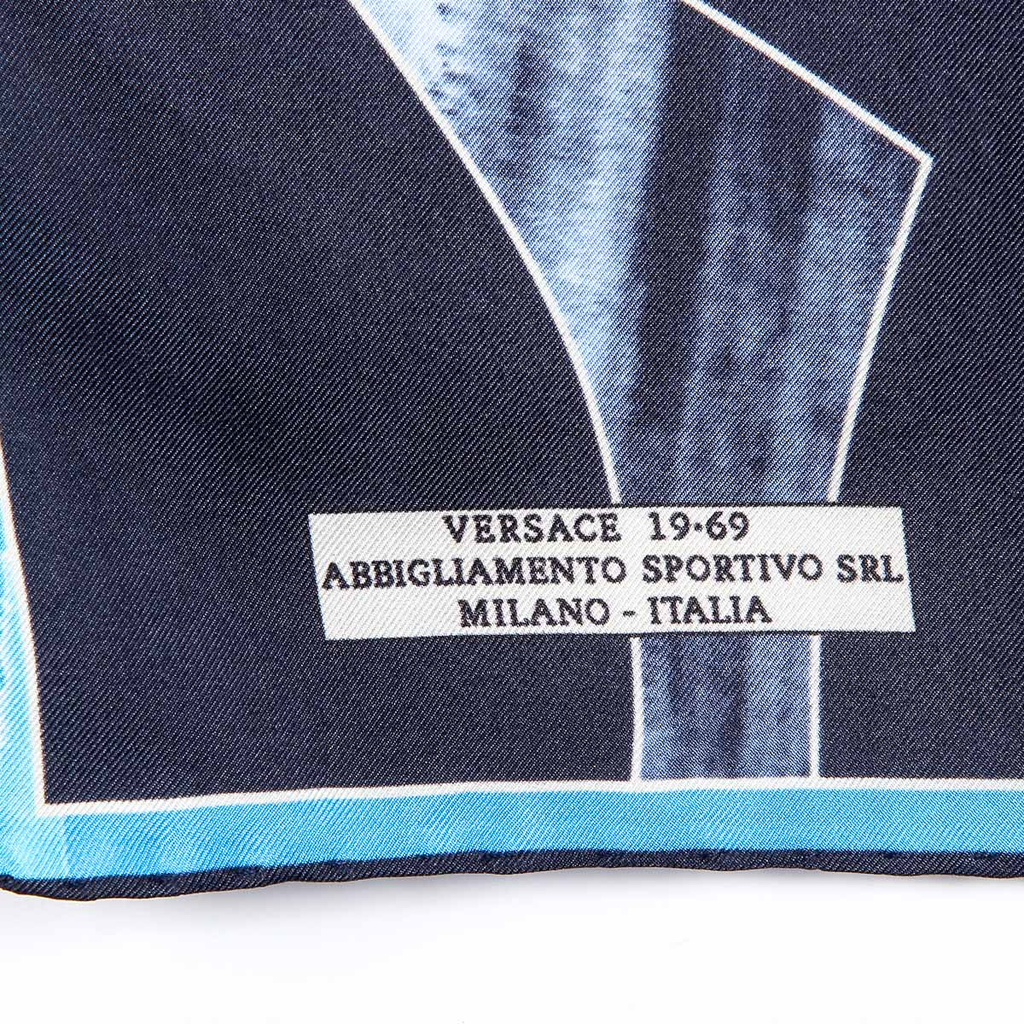 Bufanda de mujer V 1969 Italia