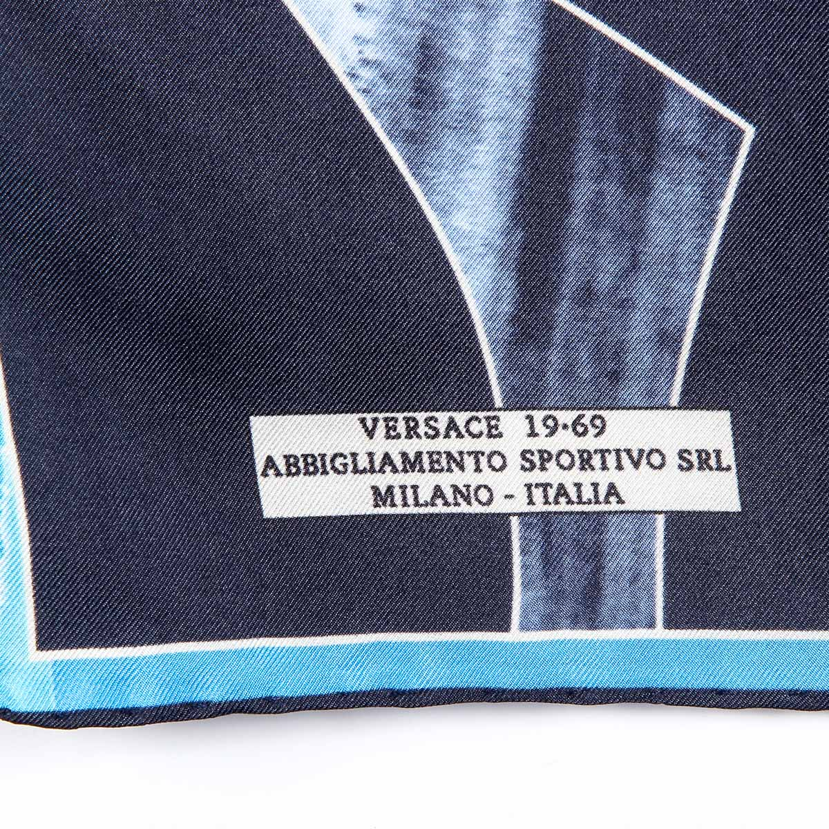 Bufanda de mujer V 1969 Italia