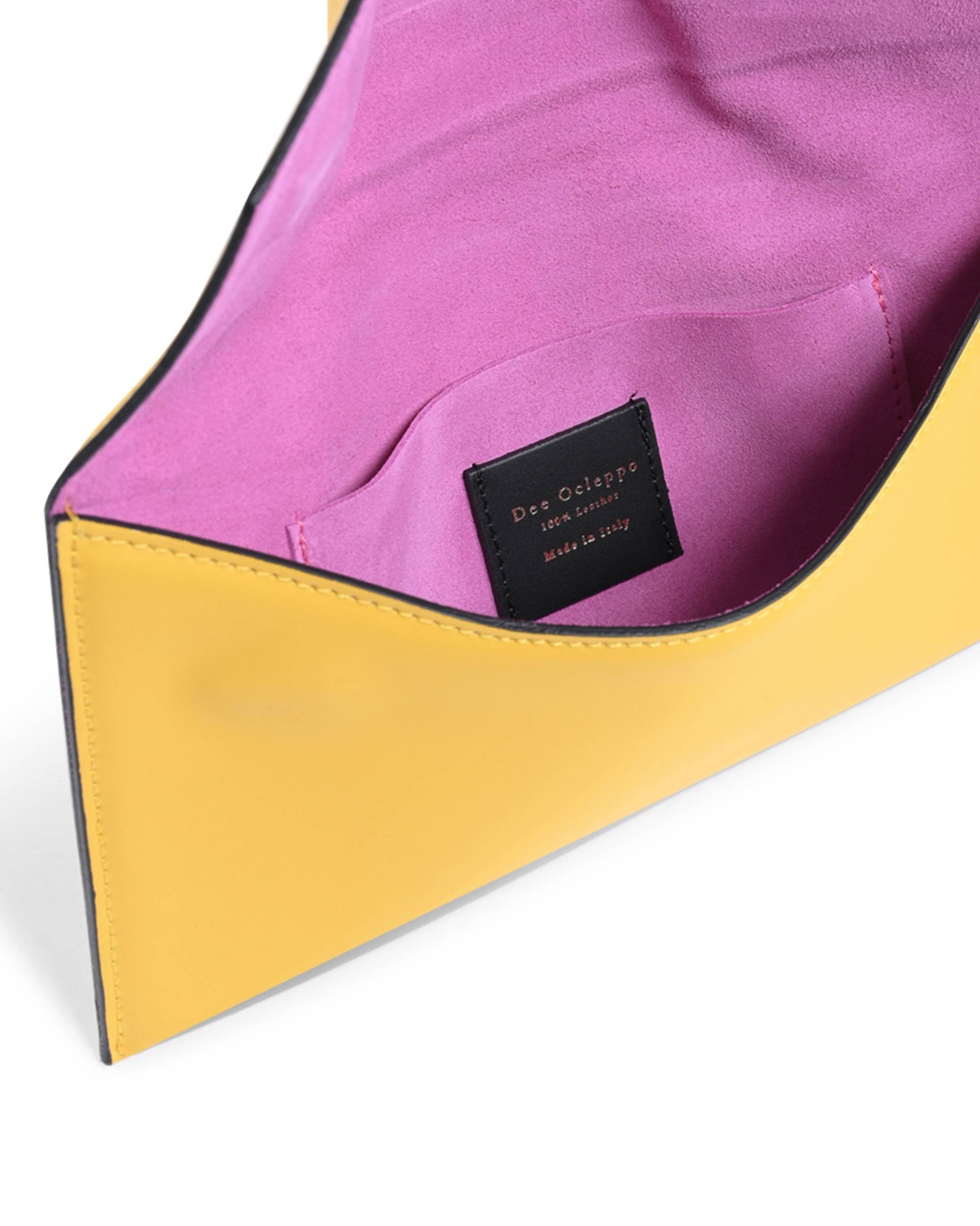 Clutch tipo sobre de piel color amarillo